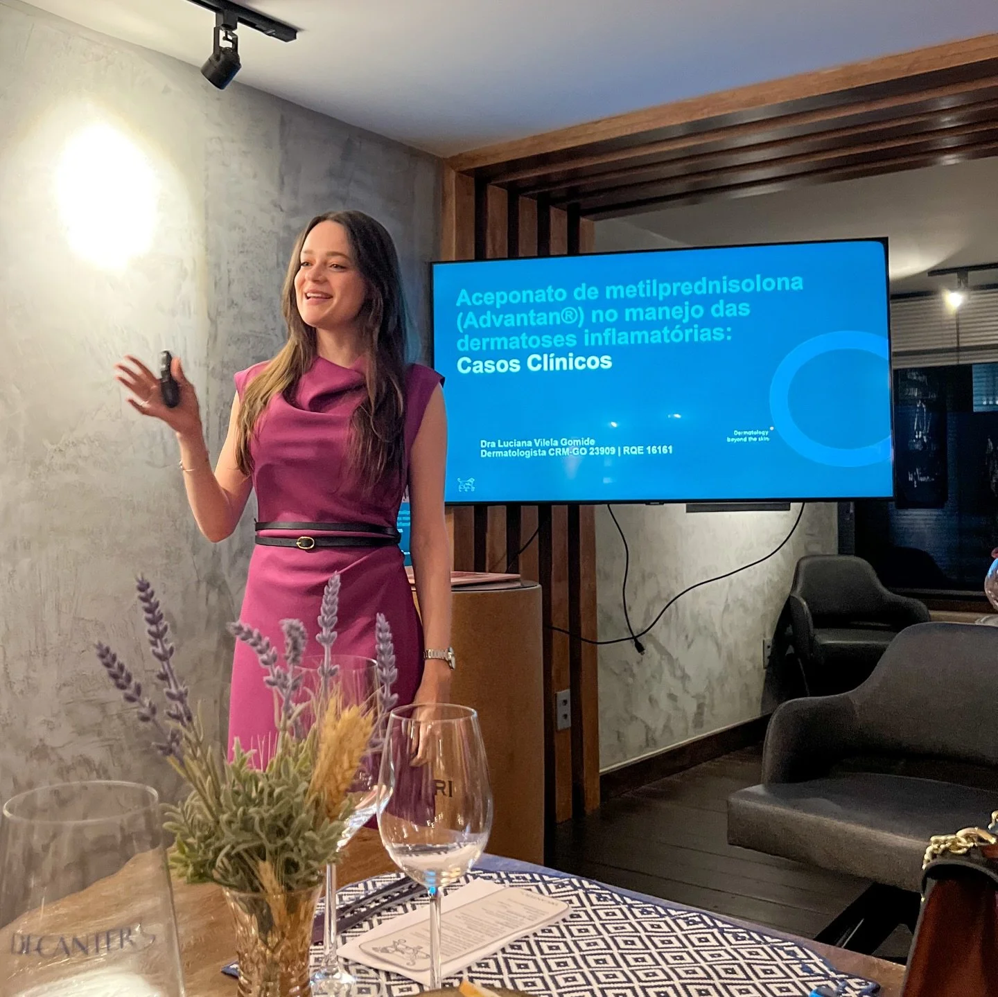 Novembro sendo aniversariante, speaker, pesquisadora, preceptora, dermatologista, noiva, tenista e por a&iacute; vaiii 🦂💖🐞