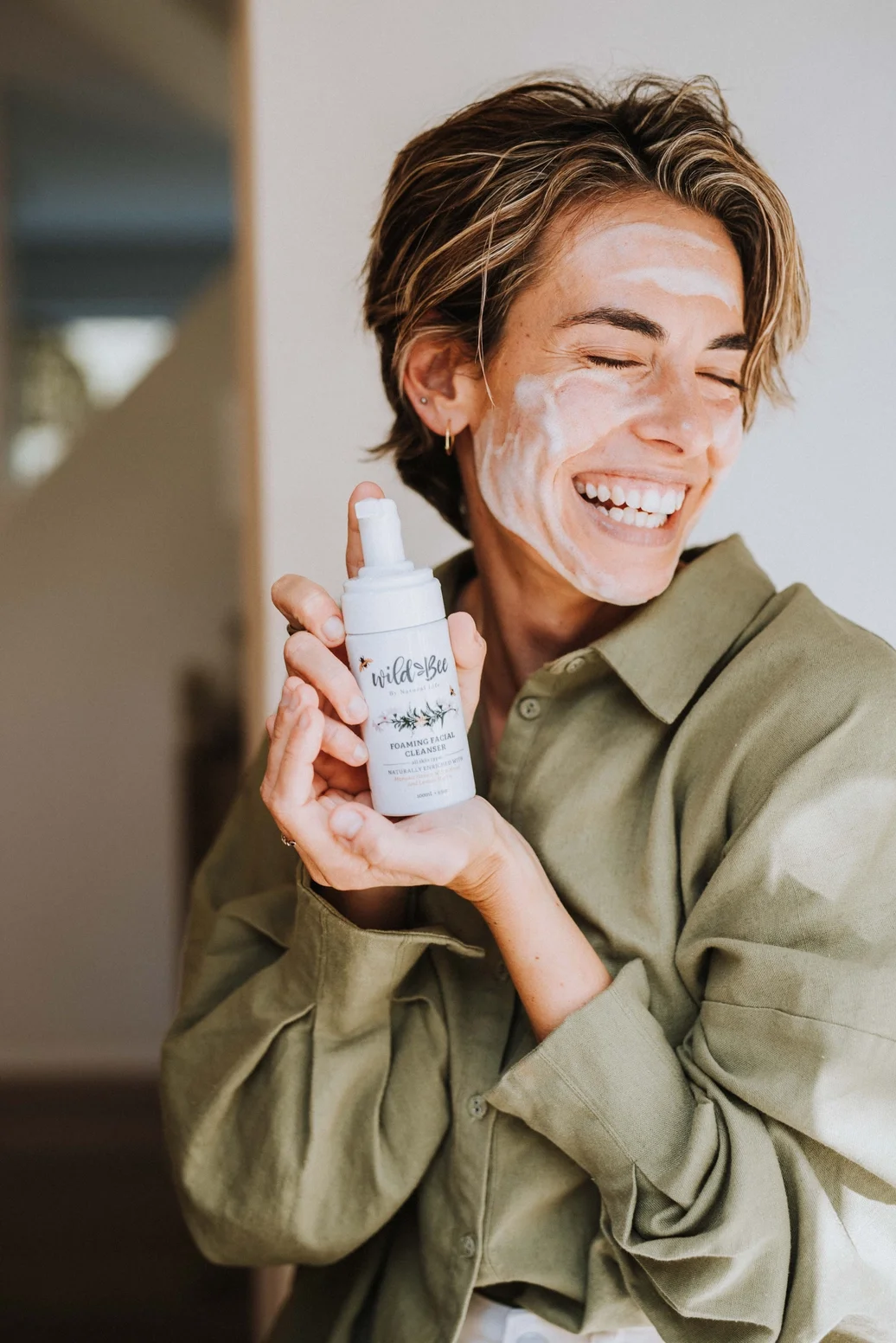 Foaming Facial Cleanser with Manuka Honey, Kakadu Plum, Aloe 4.webp