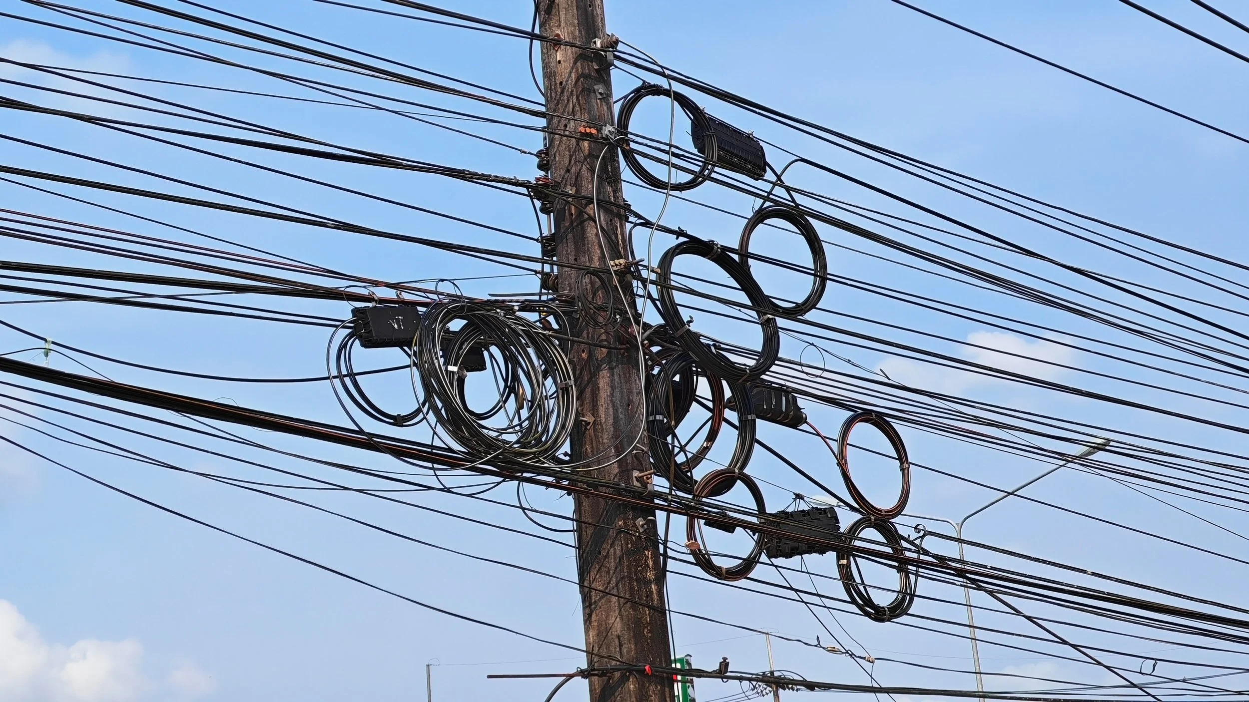 Pole Attachments in 2026: The Federal Rules Did Not Move, So the Local Ones Decide Your Schedule