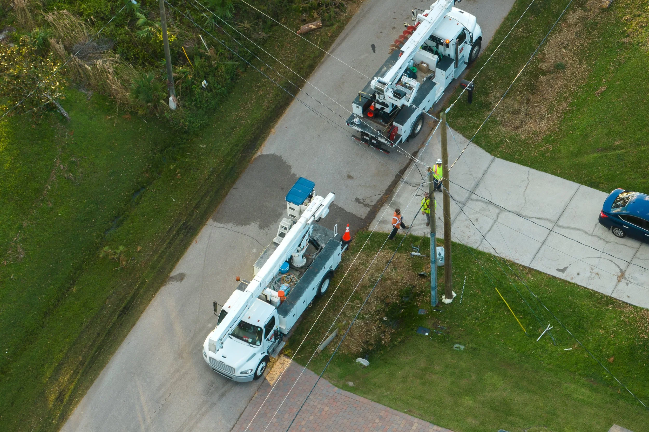 Utility pole loading analysis and attachment clearance requirements for aerial fiber installation