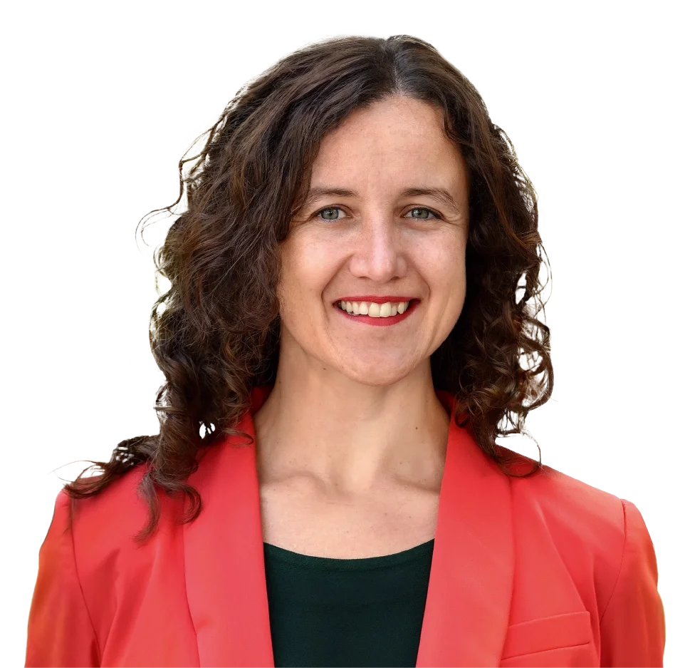 Photo de Valentine Mercier, portant un blazer rouge et un t-shirt noir, souriant face à la caméra.