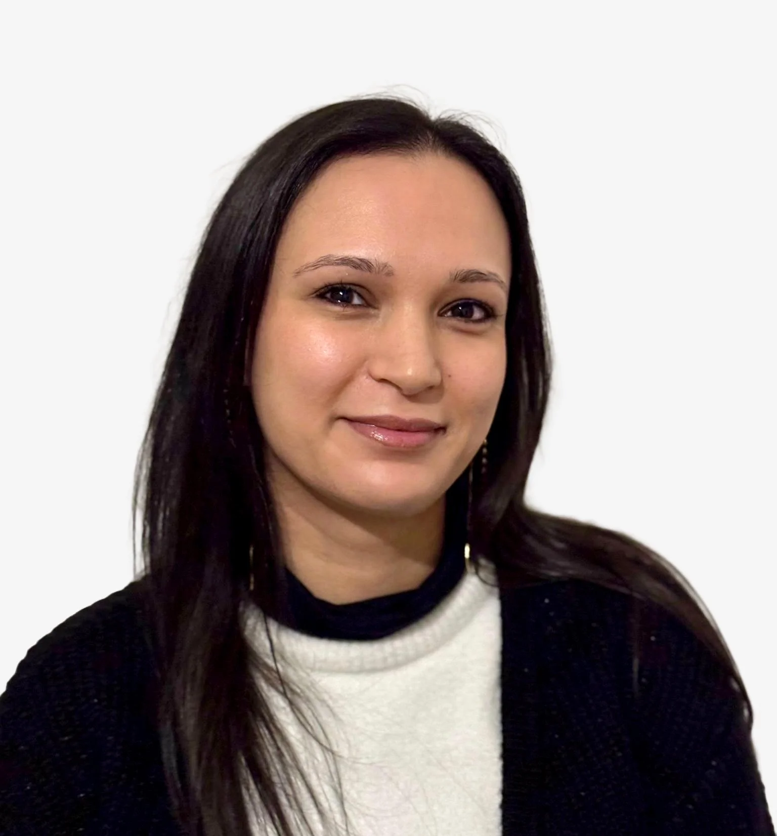 Femme aux cheveux long noirs et aux yeux noirs. Elle porte une veste noir et un pull blanc.