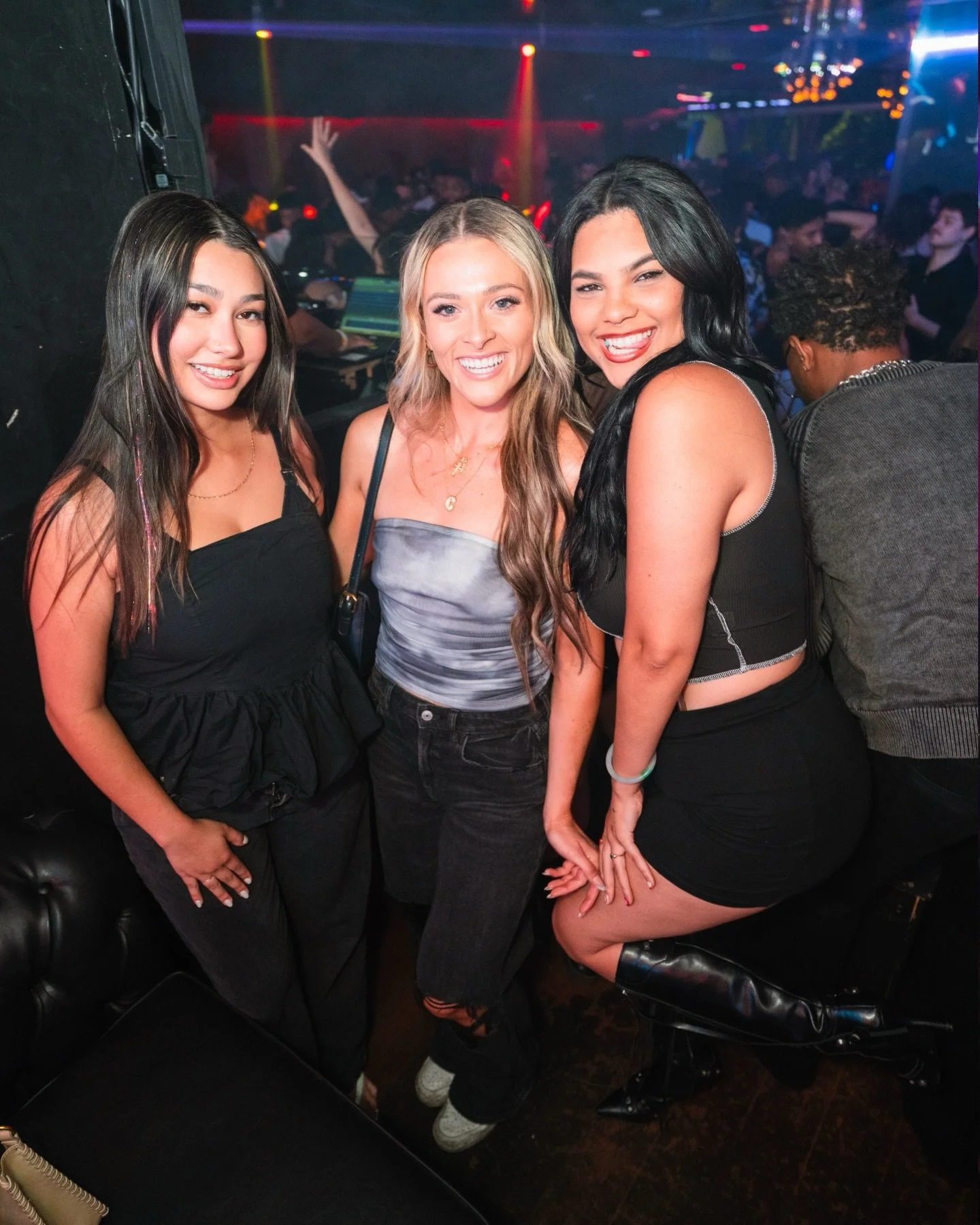 OAKLAND 🚨🚨 Vamos pa @crybabyoakland ESTE SABADOOOO! 🤪 The Santa Claus vibras are set and ready for some warm perreito under the mistletoe with Desmadre!🎅🥵

Here&rsquo;s what we are bringing:
🎄Fun Holiday props
🎉 LED Visuals
🎁 Reggaeton &amp; 