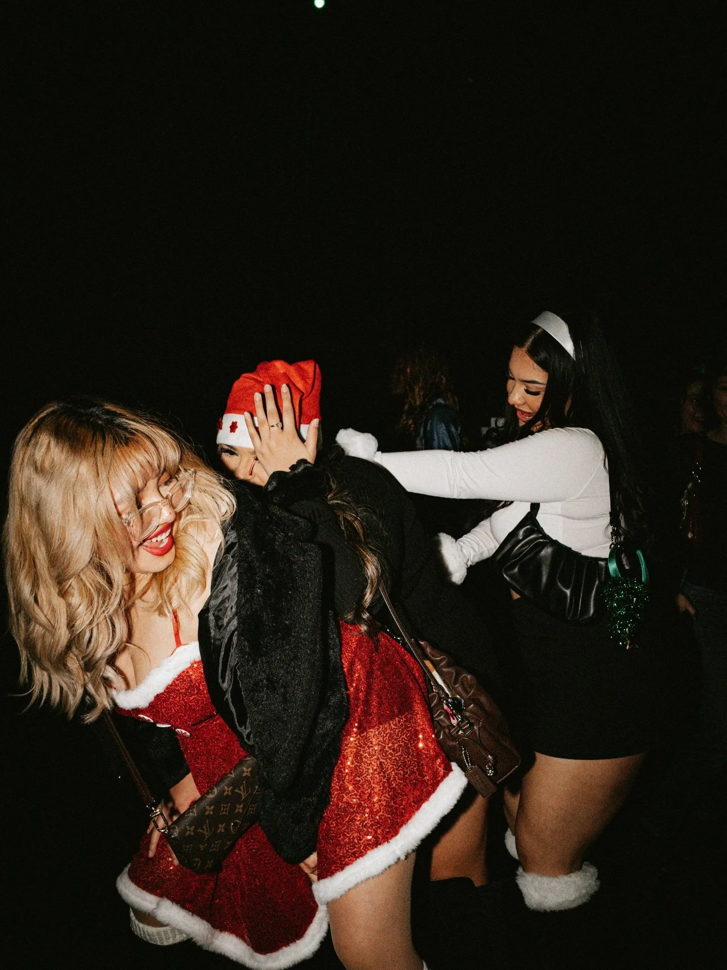 OAKLAND ✅ Y&rsquo;all came THROUGH 🔥

The little frio didn&rsquo;t stop us and the holiday VIBRAS were too lit! 🎄🤘 El town no estaba readyyy!!

Juntos, we threw our last SUPER FUN Latin party of 2025 in @crybabyoakland 🚨 What we&rsquo;re creating