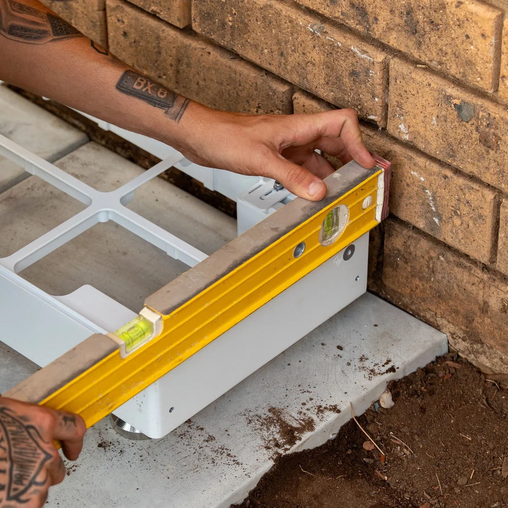 Installer levelling battery mount