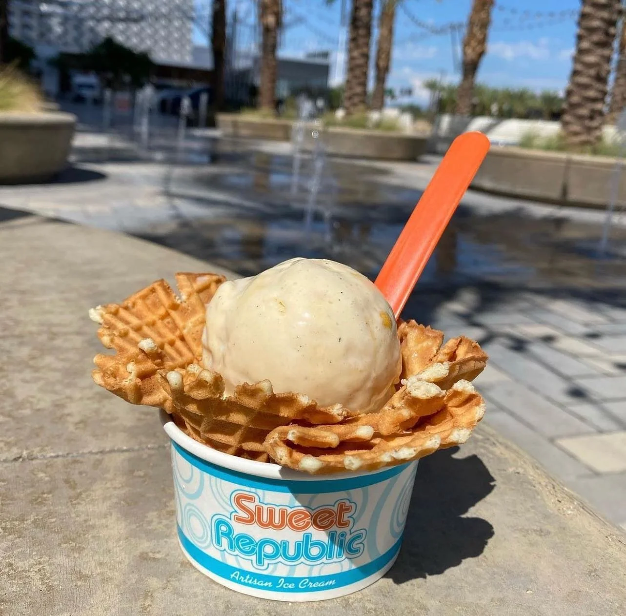 Guess What's Back⁉️
Cr&egrave;me Br&ucirc;l&eacute;e, one of the most popular flavors from the summer, is now back in stock @sweetrepublic 💛

Made with a rich vanilla and caramel custard ice cream, crispy pieces of honeycomb toffee are folded in to 
