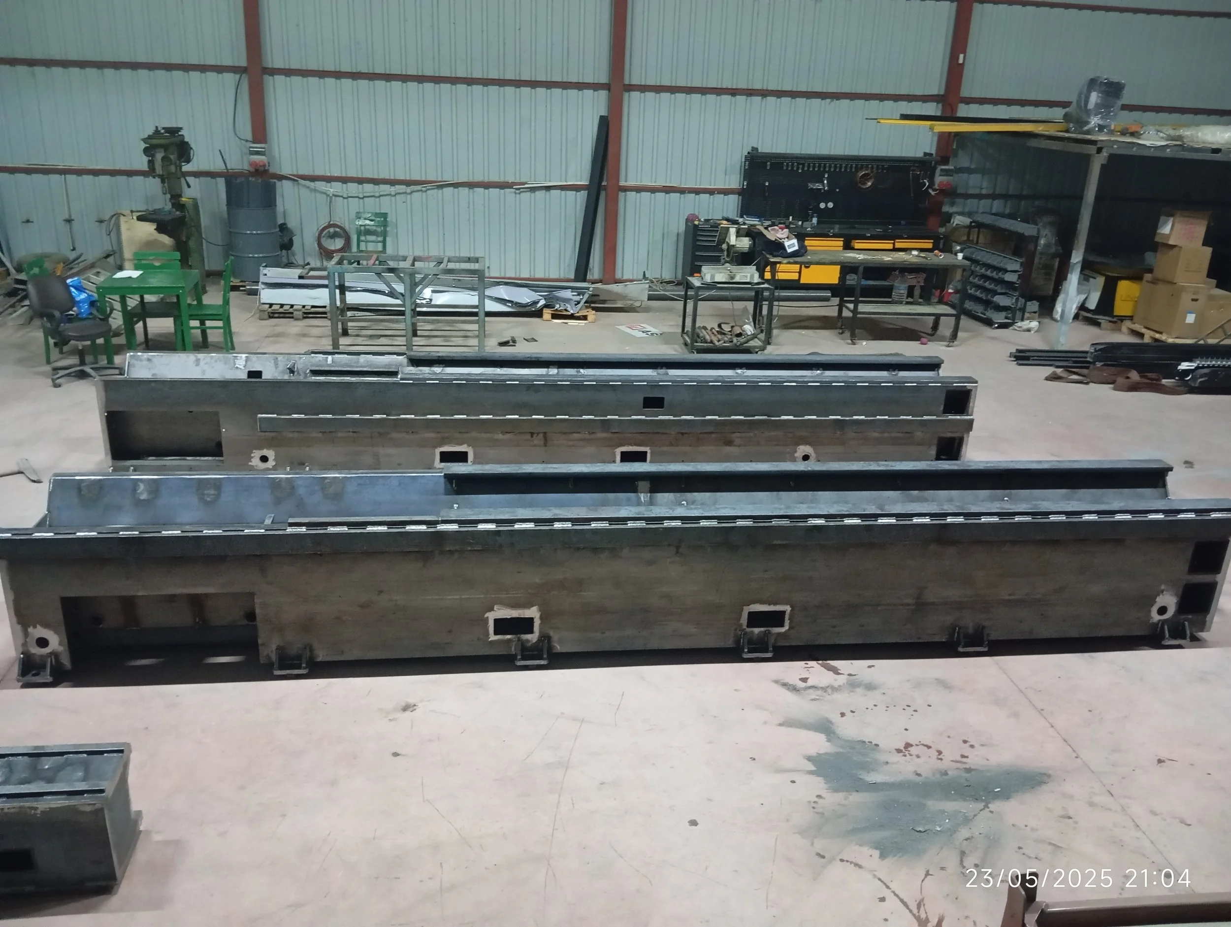 	
Ağır çelik endüstriyel makine imalatından görsel.