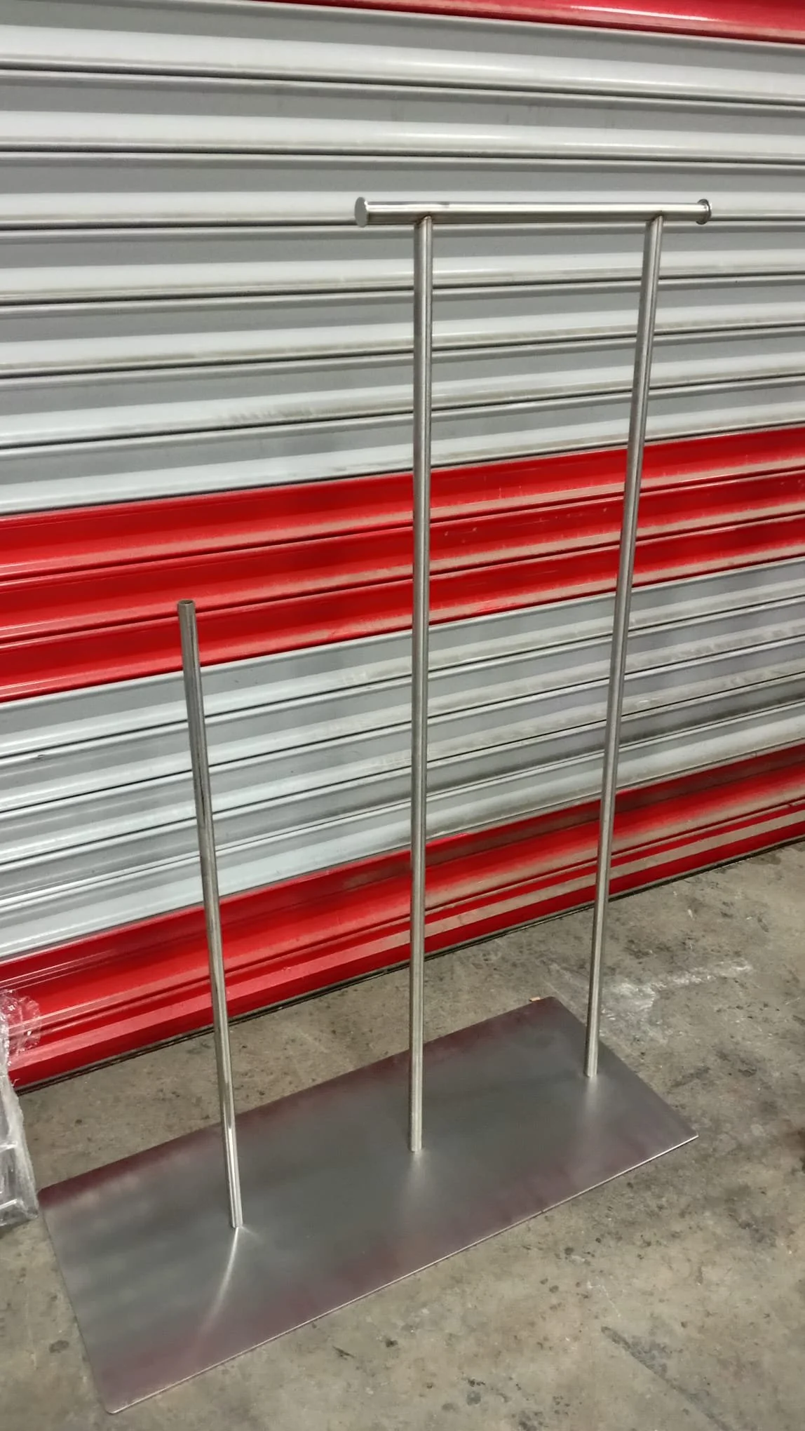 Metal ayaklı büyük stand