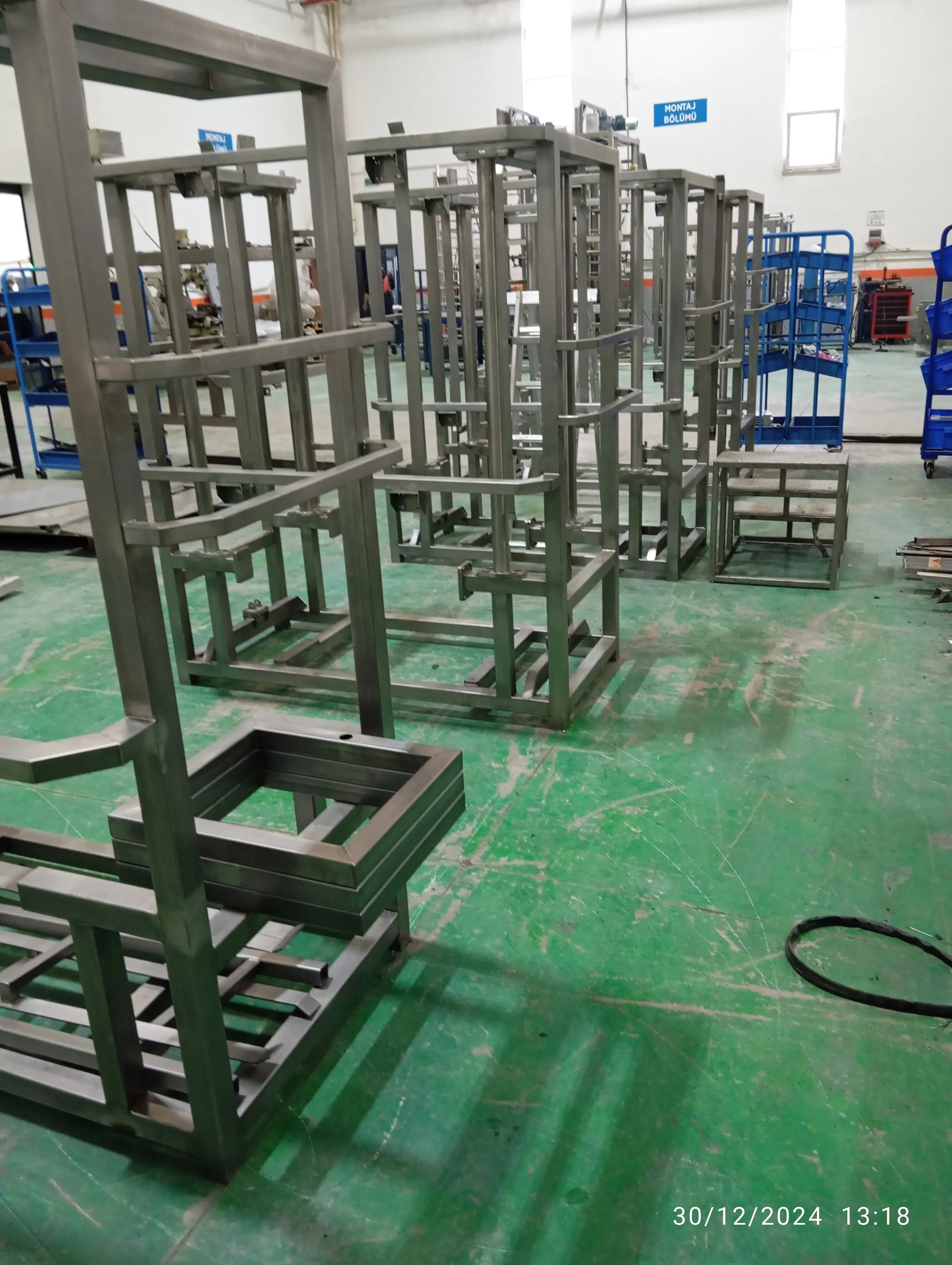 İmalat atölyesinde metal çerçeveler ve yapılar.