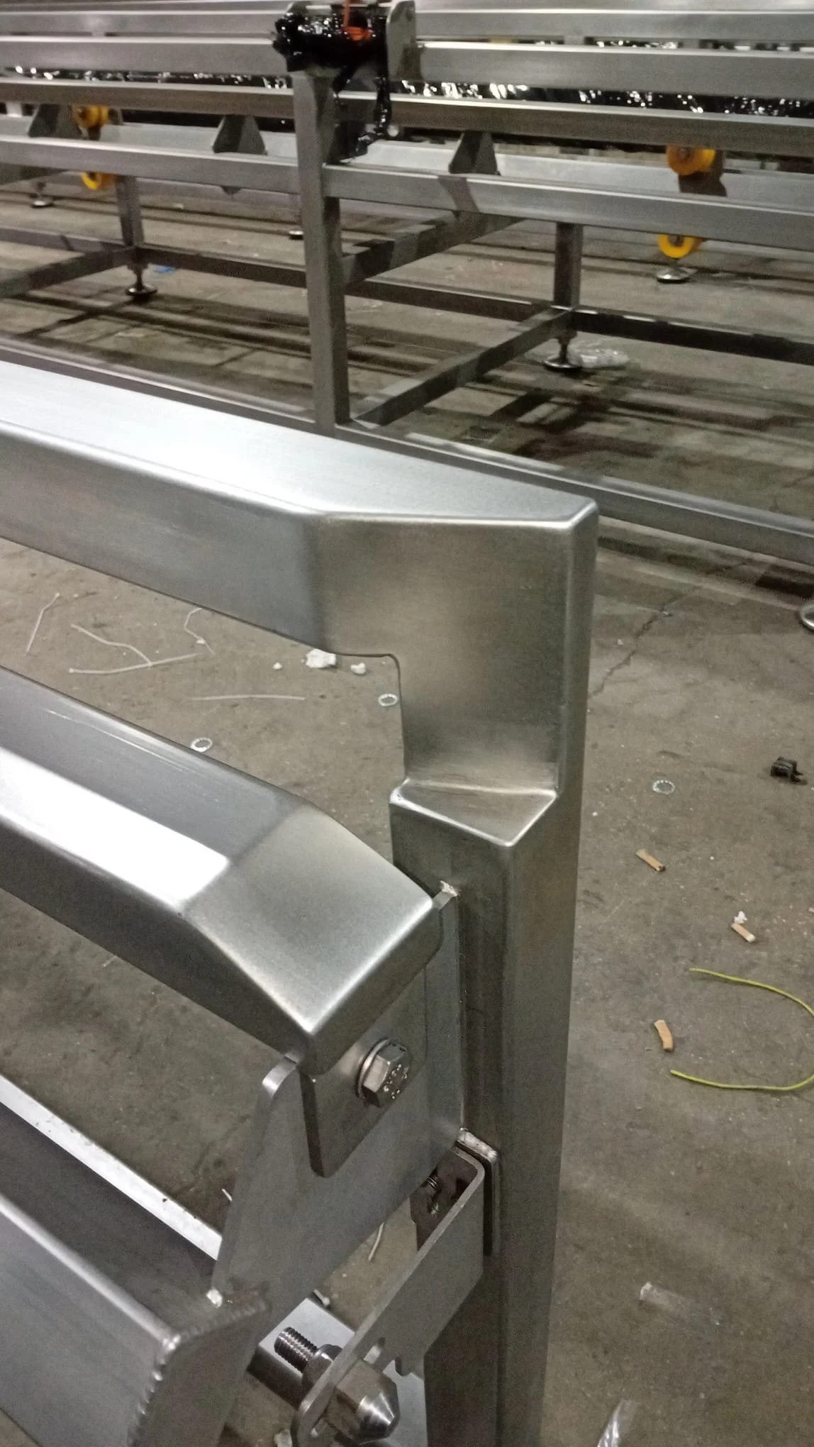 Gümüş renkli metalik endüstri tezgahı veya makinesi parçaları.