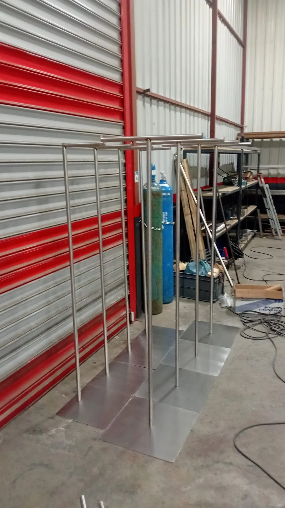 Düzenlenmekte olan metal iskelet. Arka planda çeşitli metal ve aletler, gaz tüpleri ve koruyucu ekipmanlar yer alıyor.