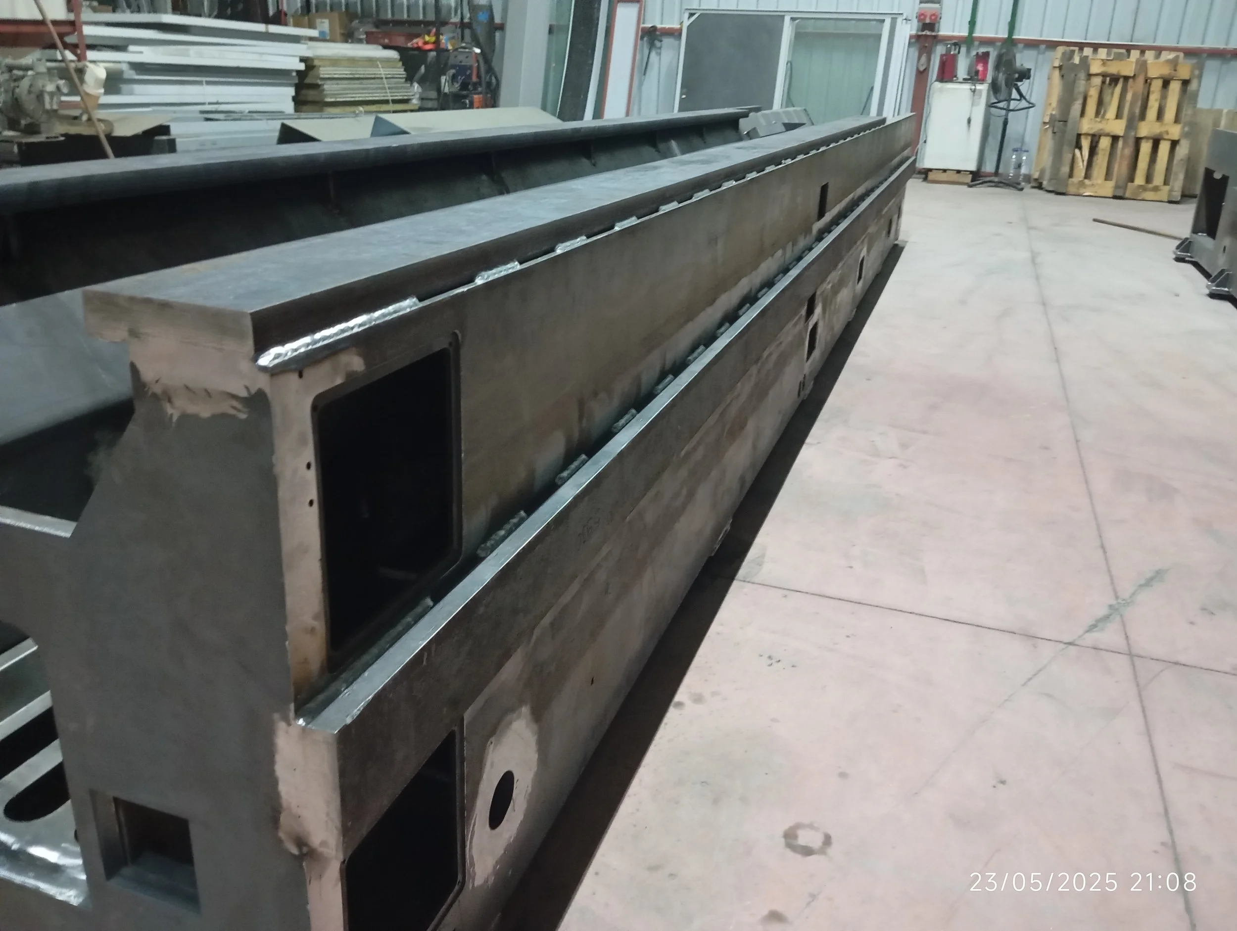 İmalat atölyesinde büyük metal yapı parçası.