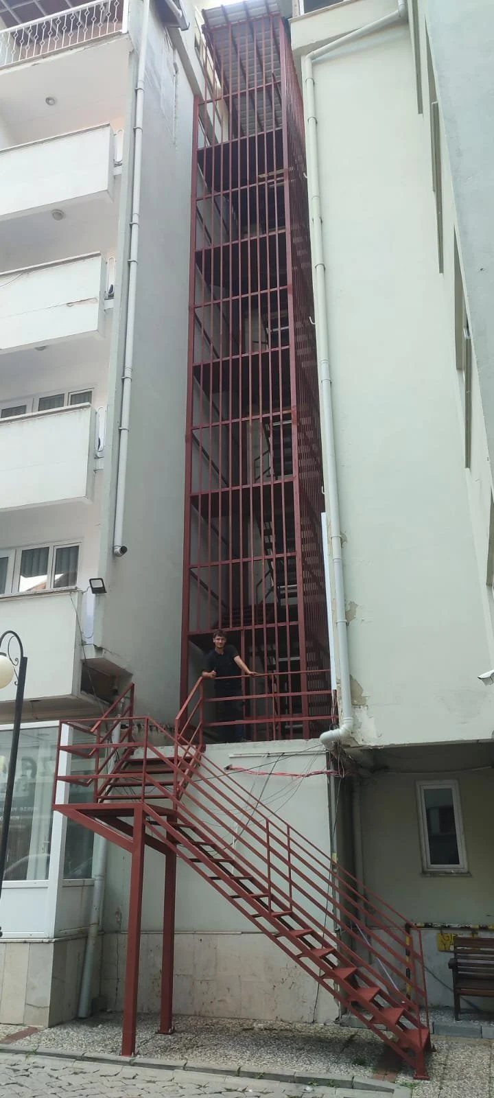 Yangın merdiveni imalatından bir görsel.
