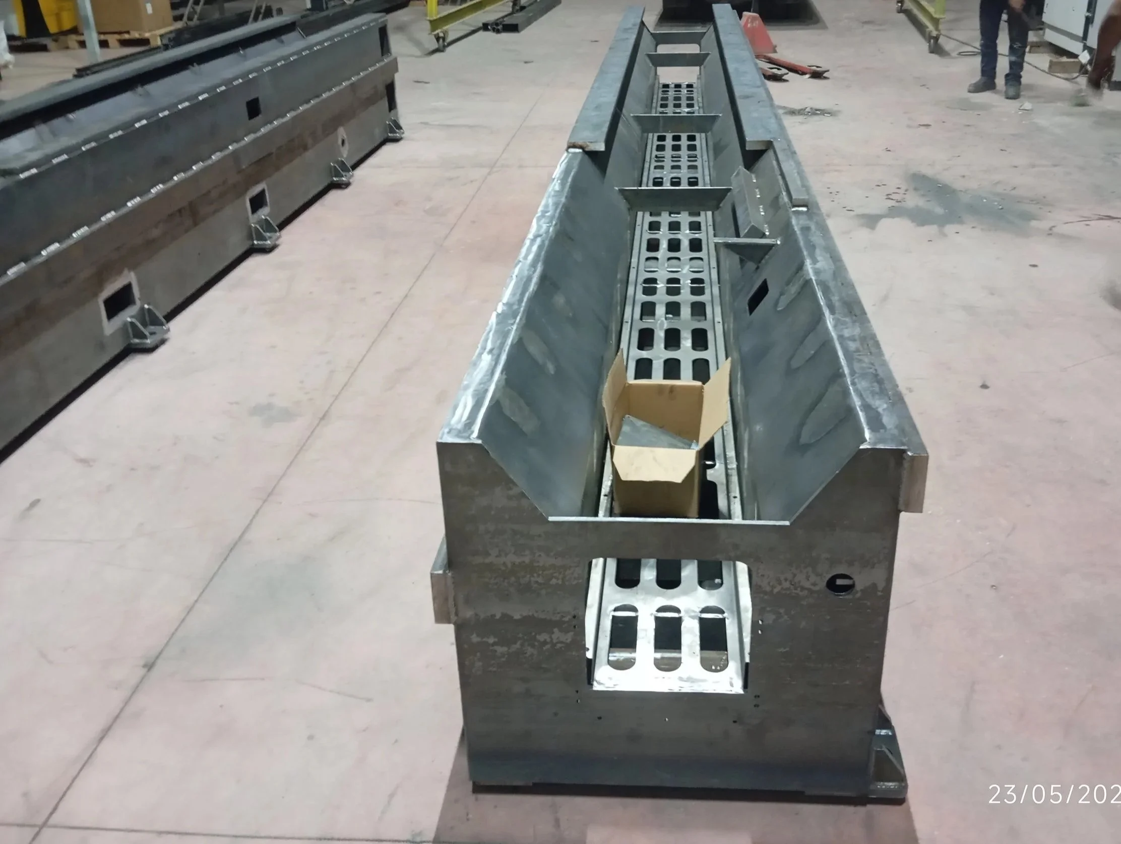 Ağır çelik endüstriyel makine imalatından görsel.