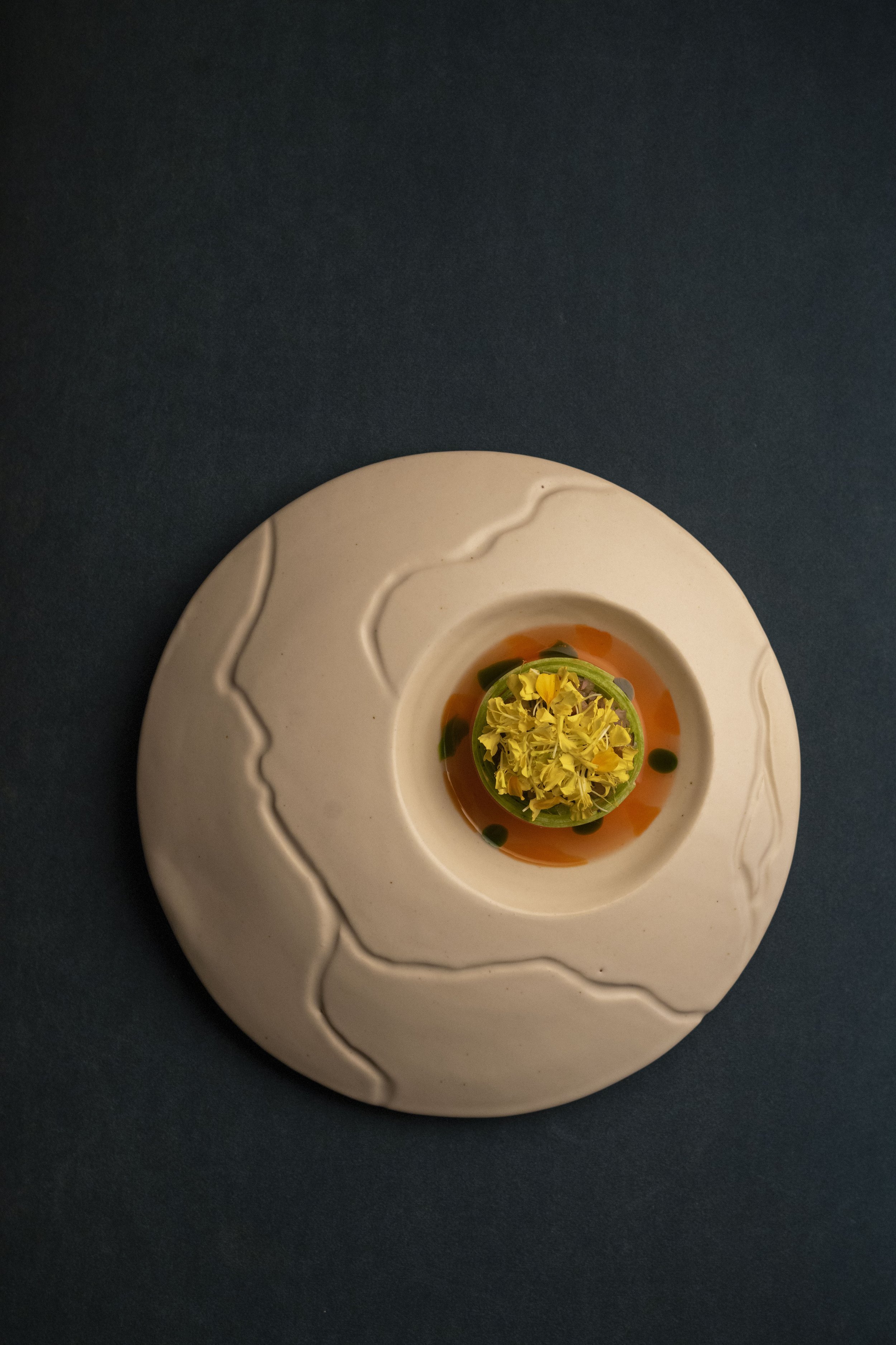 Flor del desierto: Laminas de zuchinis frescas, mousse de queso parmesano, kimchi, gazpacho de apio y flores