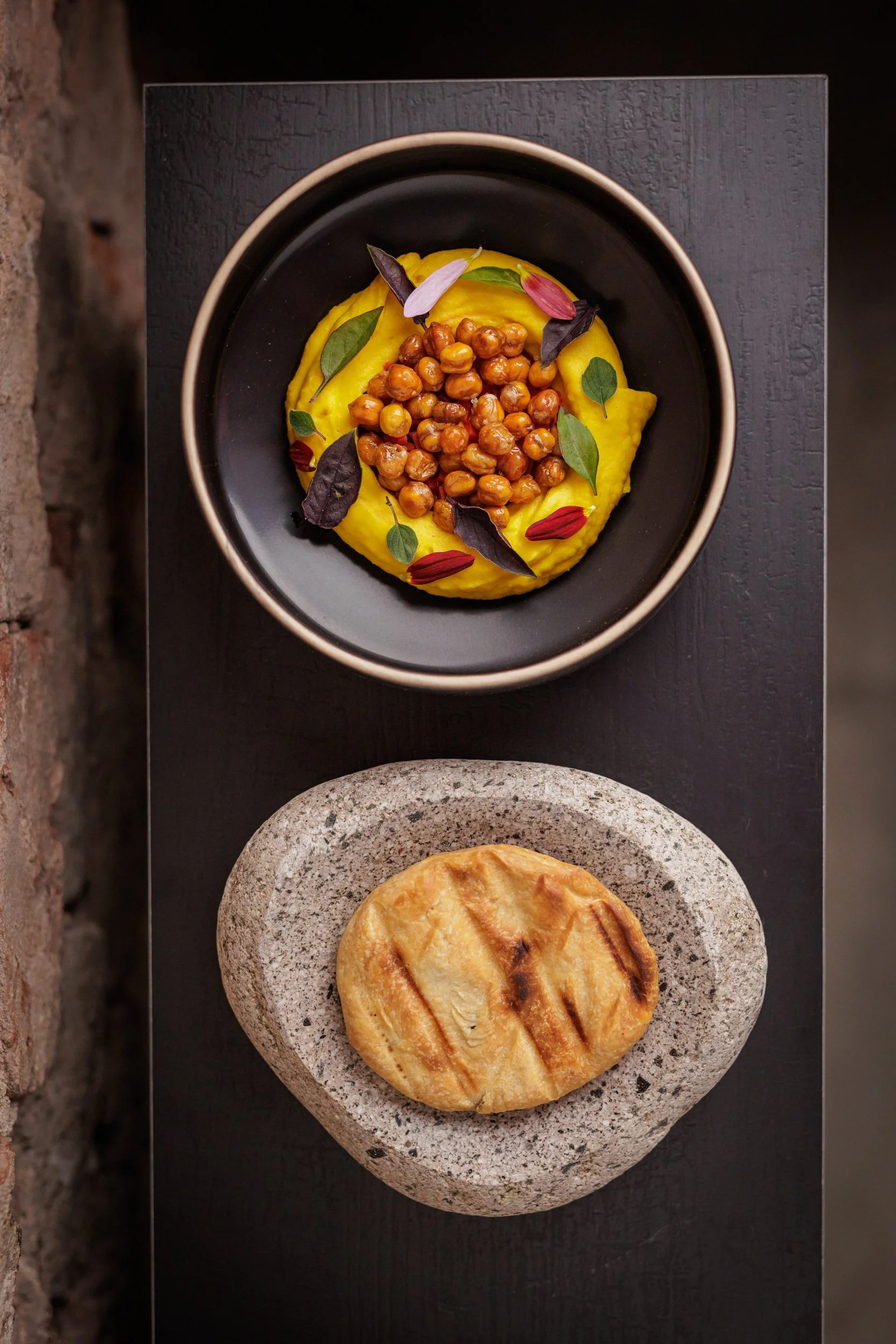 Cremoso de zanahorias, garbanzos fritos y aceite de chile, acompañado de tortita mendocina