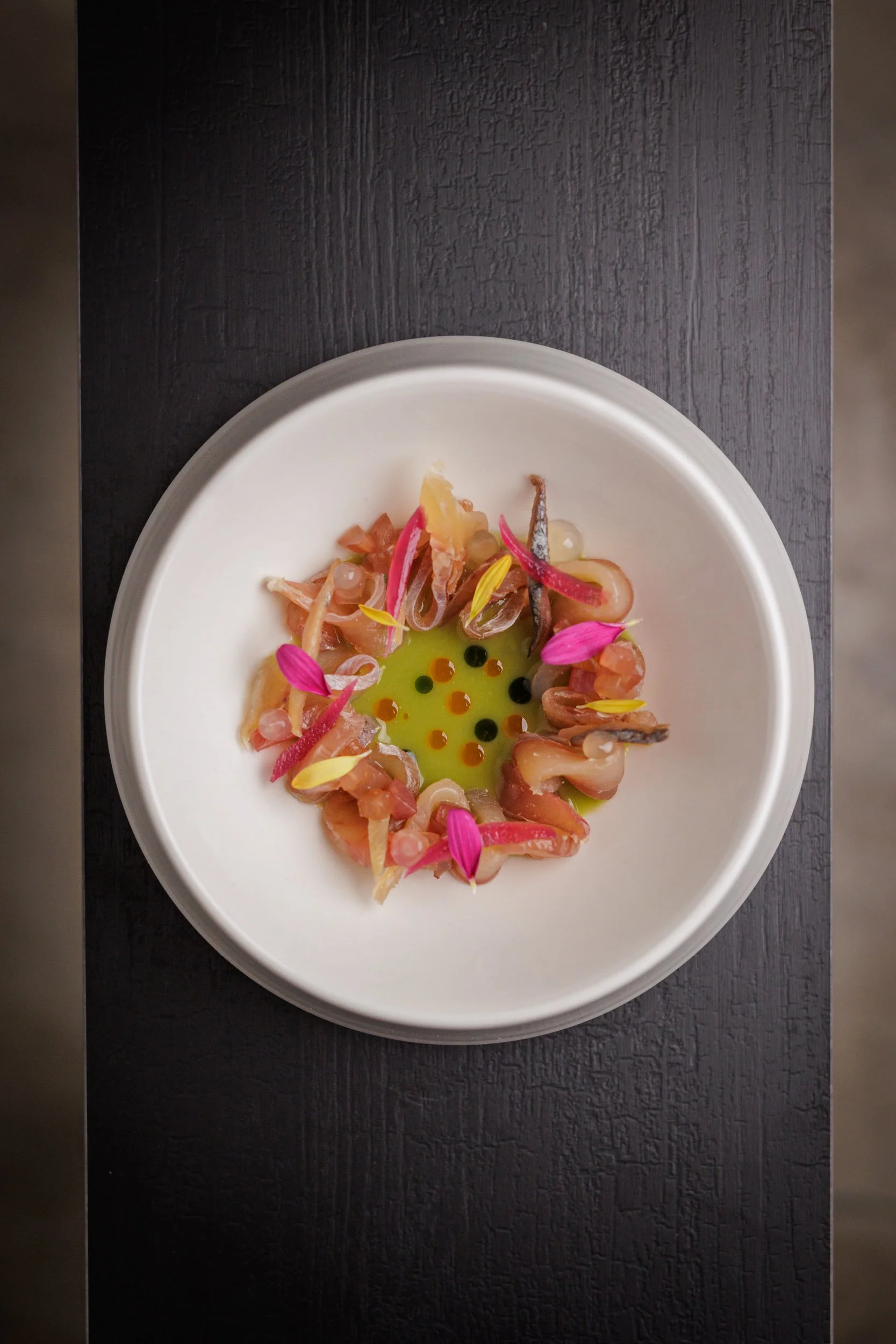 Tiradito del Paraná : Surubi, leche de tigre de apio,  anchoas marplatenses, Cebollas y uvas encurtidas