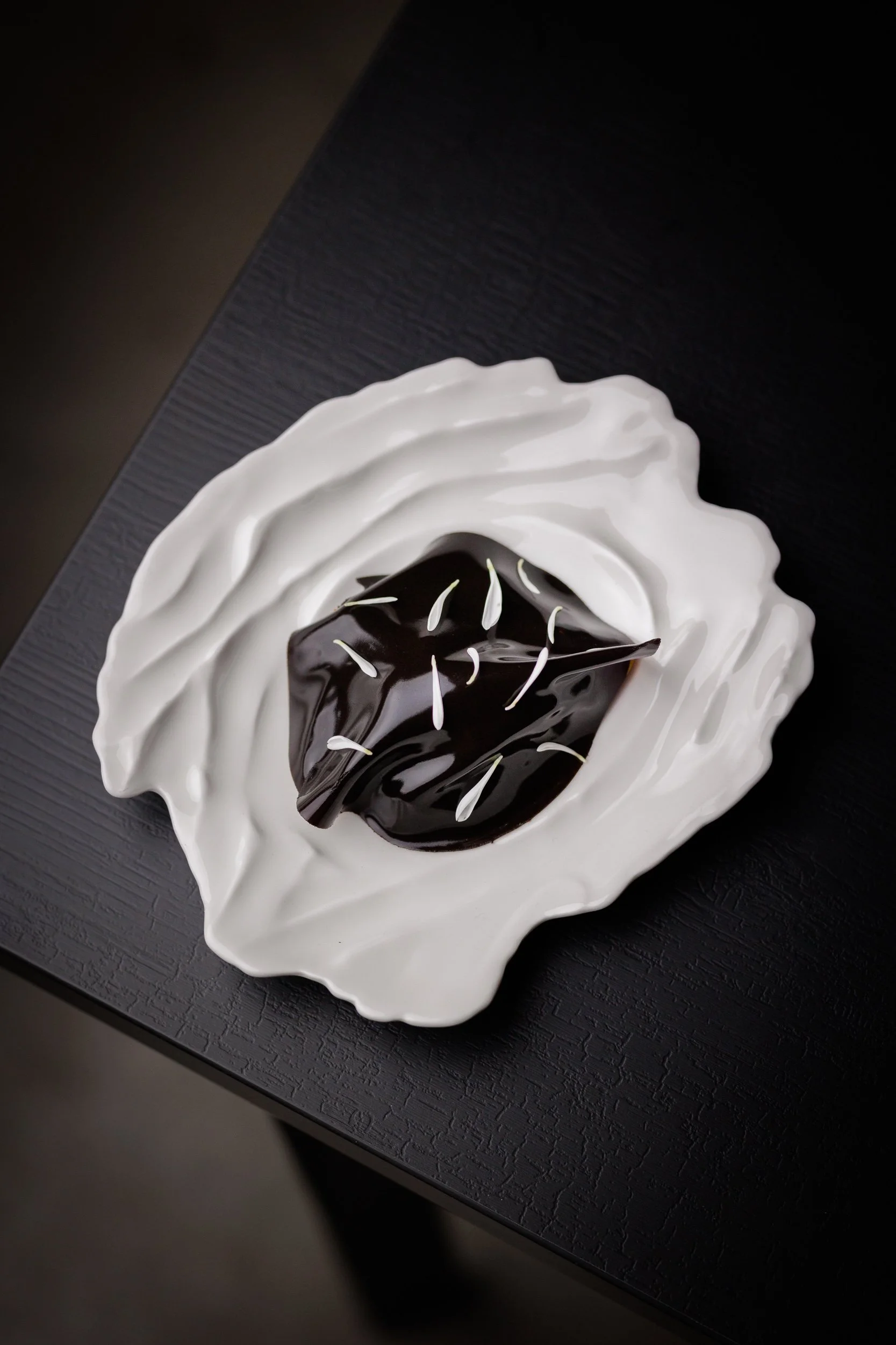 Velo de berenjenas: berenjenas asadas, ajo blanco, pan frito y un velo de su propia piel