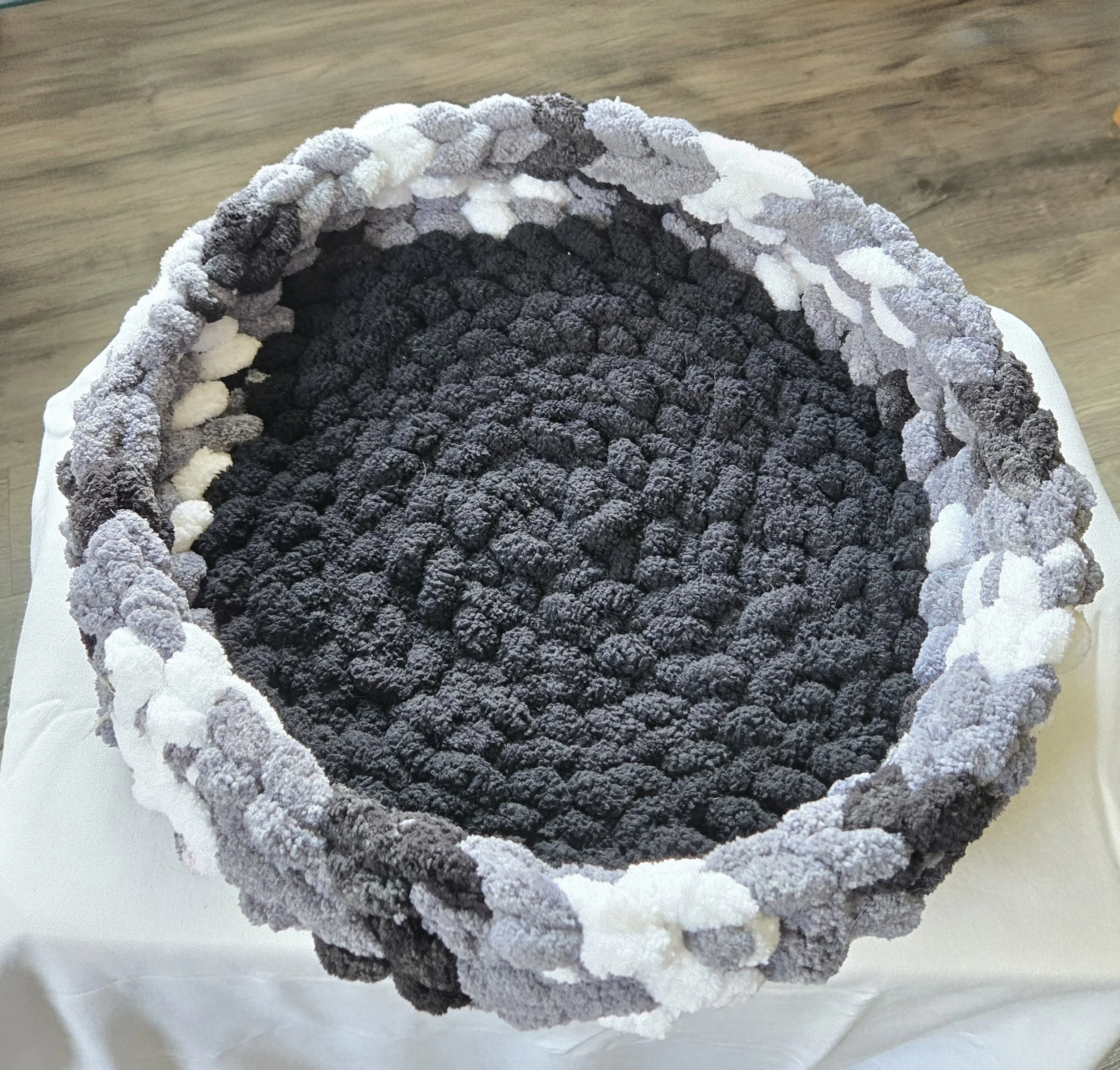 Pet Bed Medium 15" Black/Black Variegated