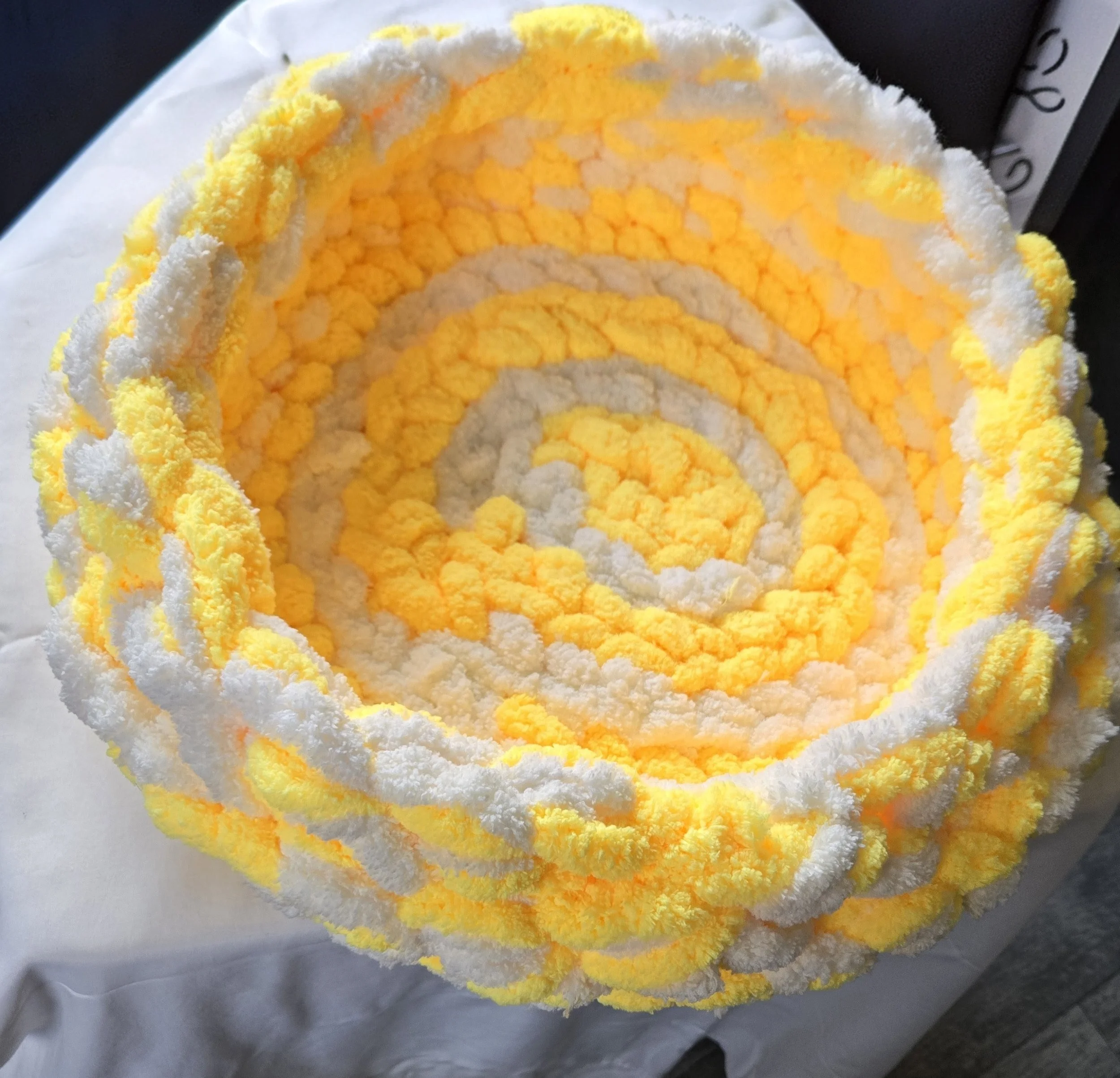 Pet Bed Medium 15" Yellow/White Swirl
