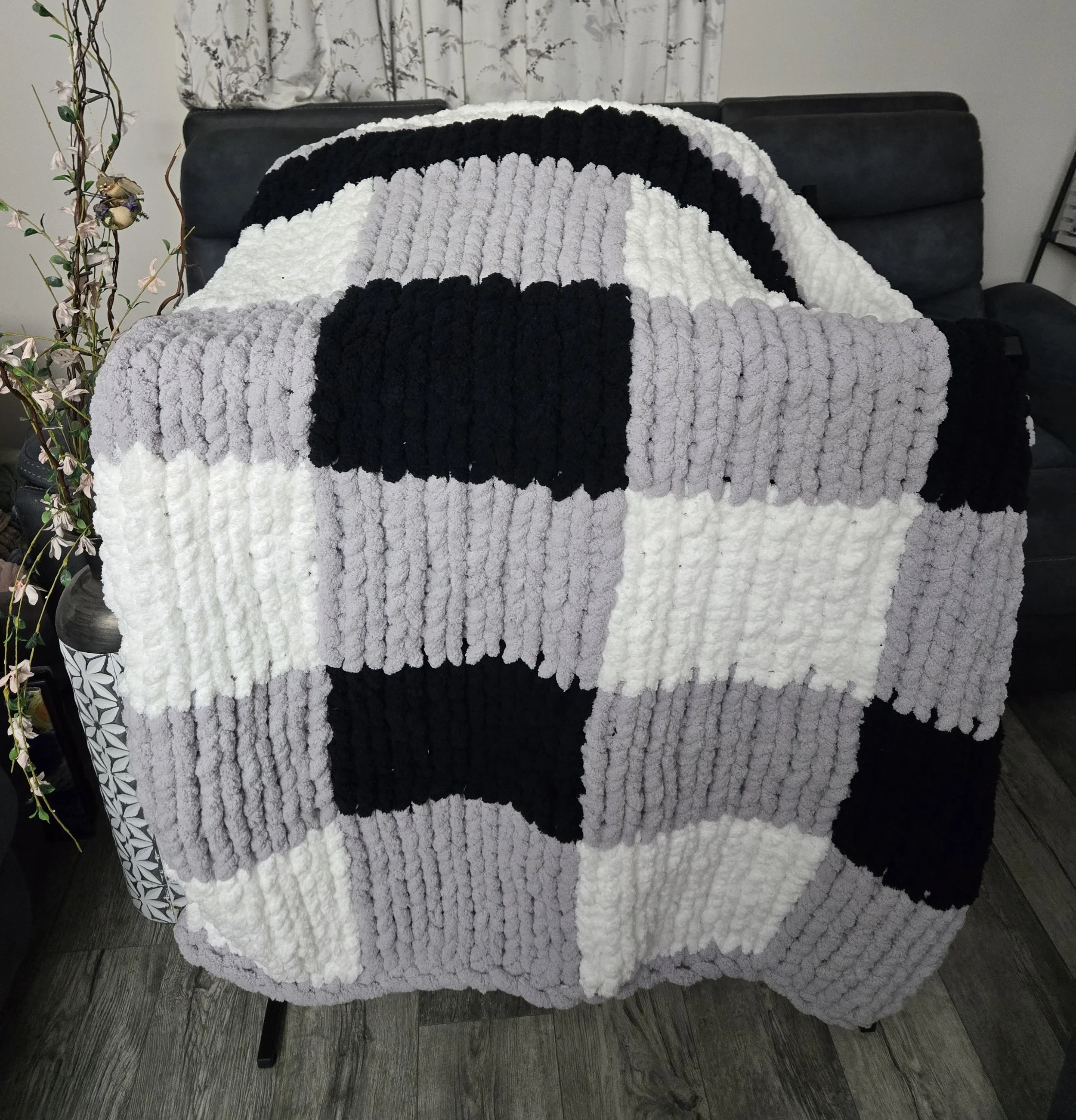 Throw Medium 43x62 Checker
