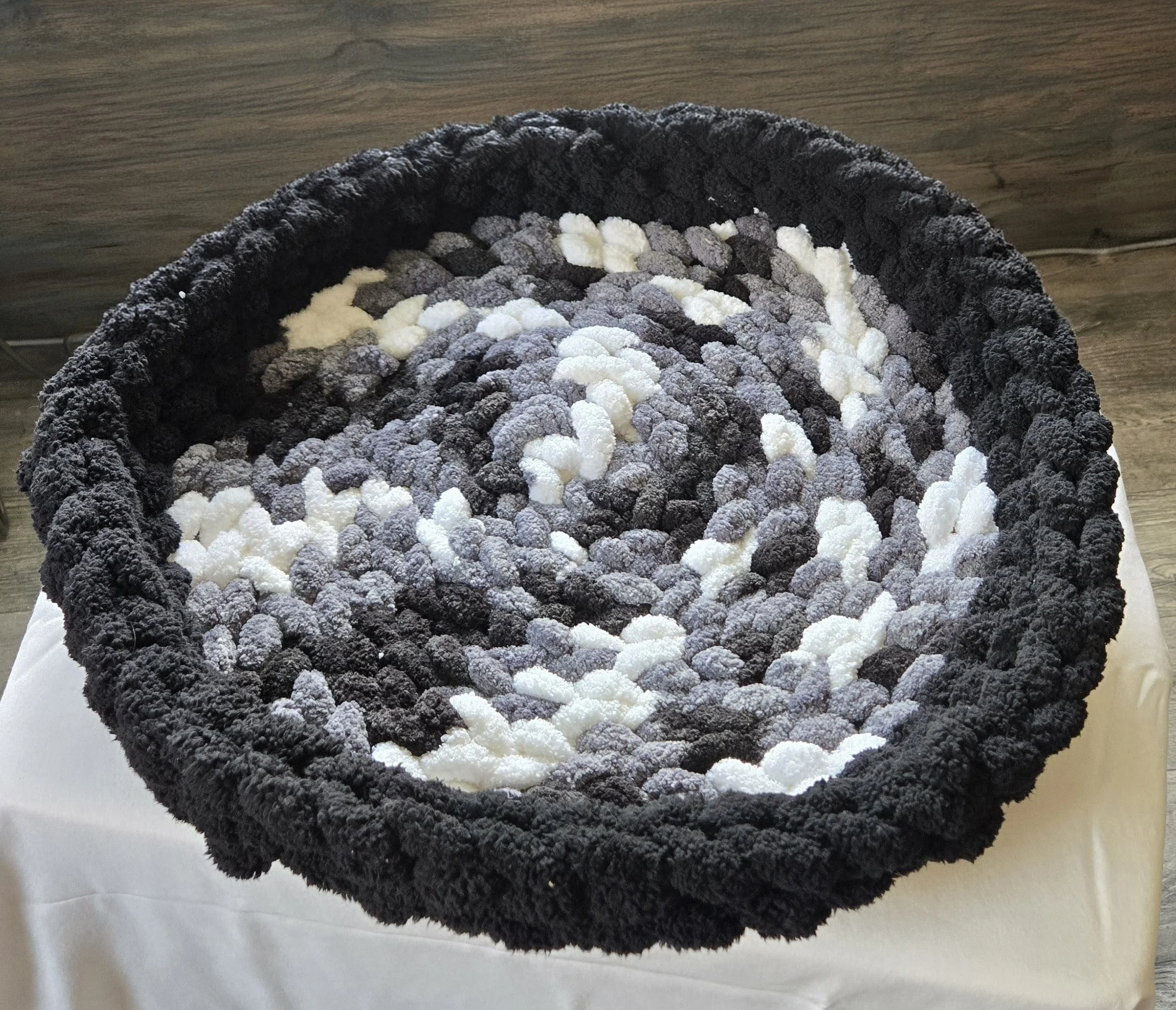 Pet Bed Medium 15" Black Variegated/Black
