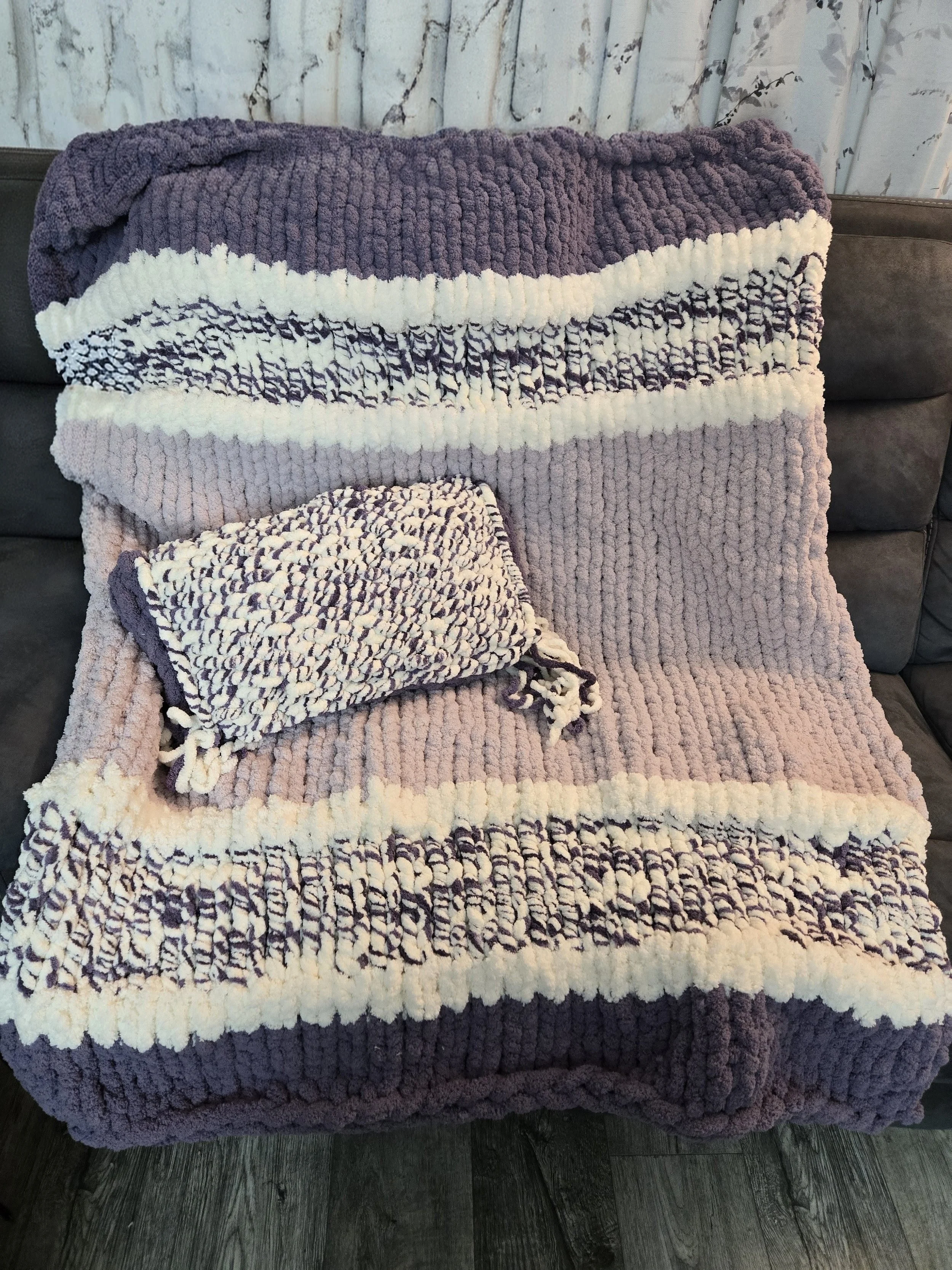 Throw Medium 43x60 Purple/White w/Free Pillow