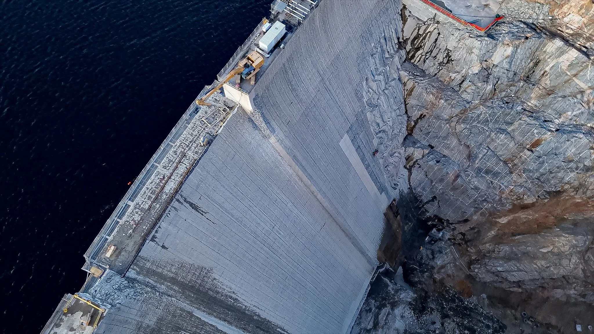 Kiewit Barnard Gross Dam Reservoir 2.jpg