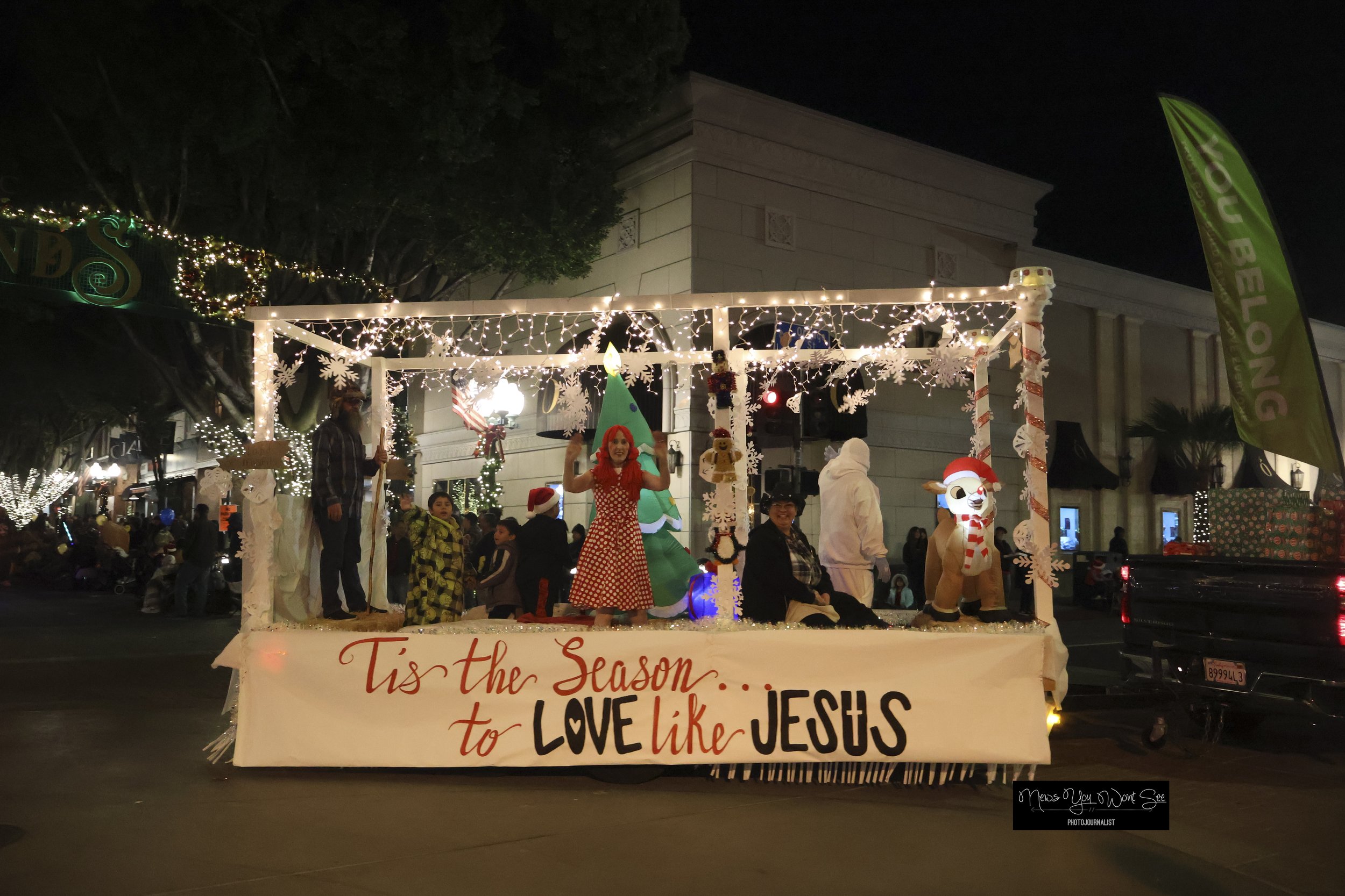  A float at the annual Christmas parade hosted by the Kiwanis Club of Redlands on Saturday, Dec. 6, 2025. (Photo by Brian Spears, Redlands Collective News) 