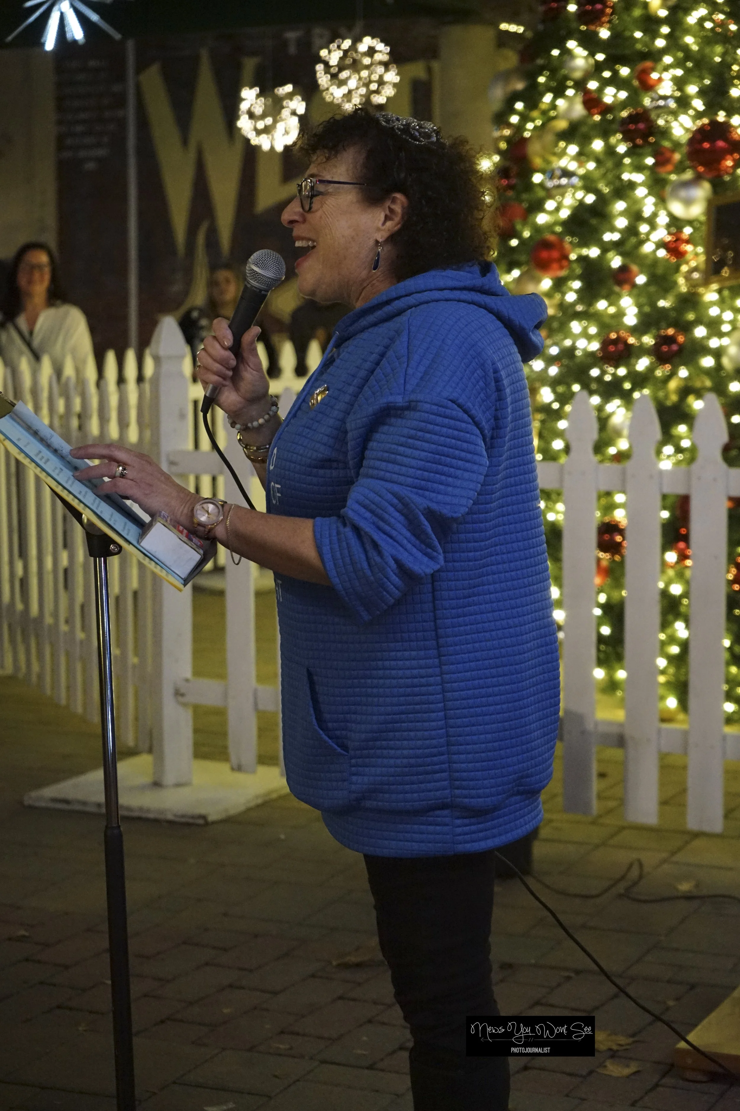  Rabbi Cantor Bern-Vogal lead the community in prayer during the Light Up the Night event at Ed Hales Park in Redlands, Dec. 20, 2025 (Photo by Brian Spears, Redlands Collective News) 