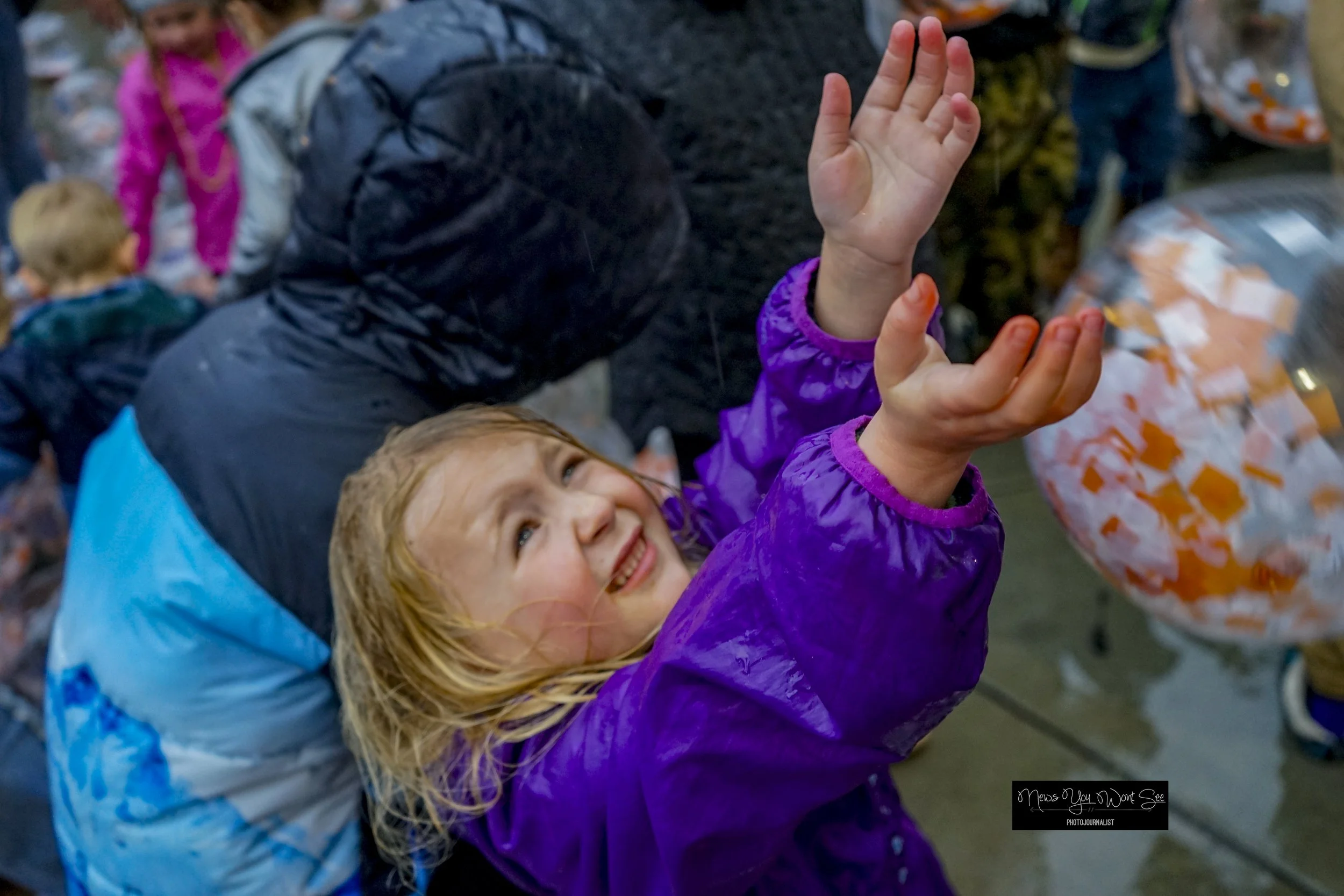  A girl tries to catch one of the 1000 beach balls as they fall at the annual beach ball drop at Ed Hales Park, Dec. 31, 2025. (photo by Brian Spears, Redlands Collective News) 