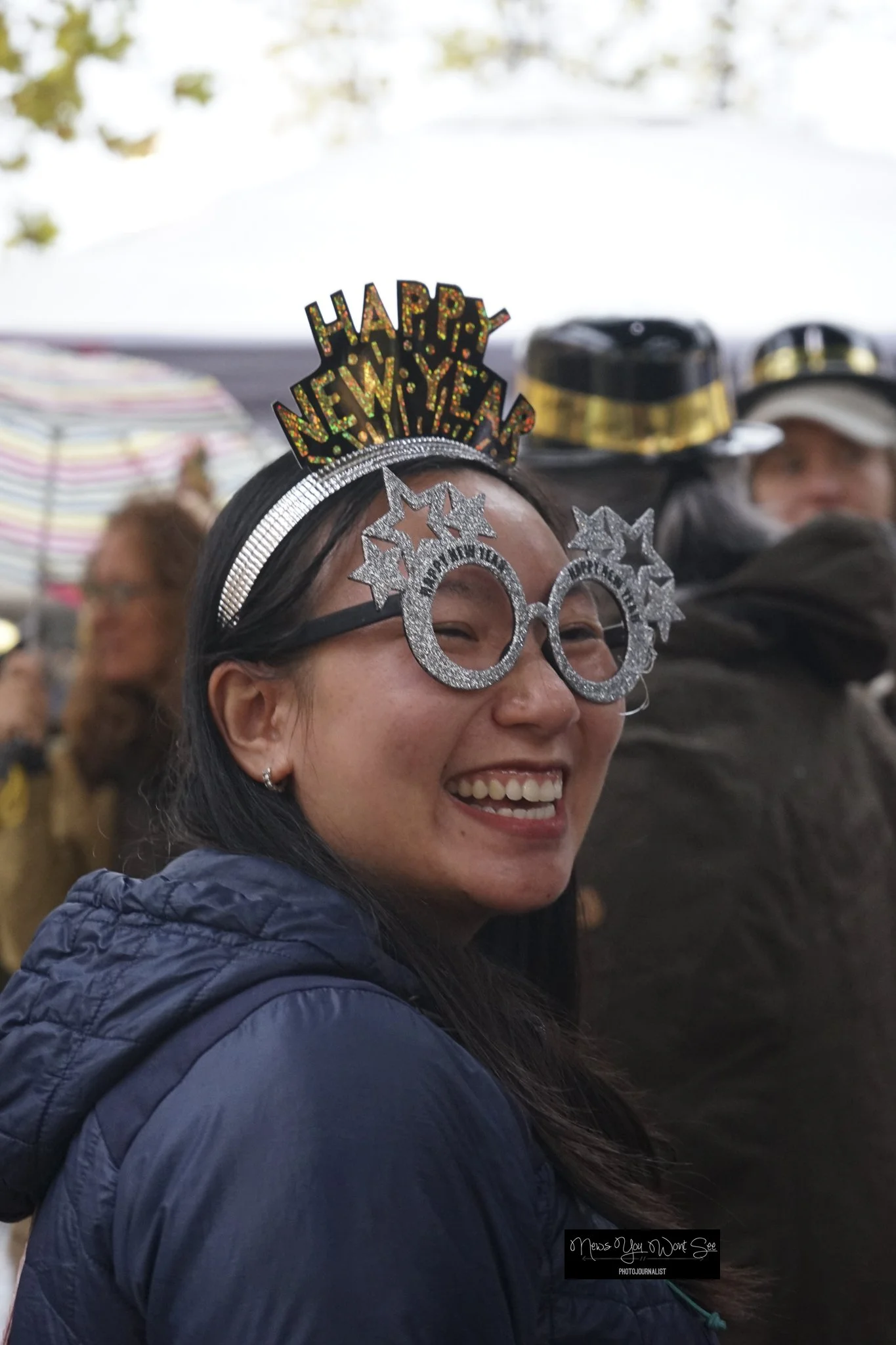  Yen Miller enjoys the annual beach ball drop at Ed Hales Park, Dec. 31, 2025. (photo by Brian Spears, Redlands Collective News) 