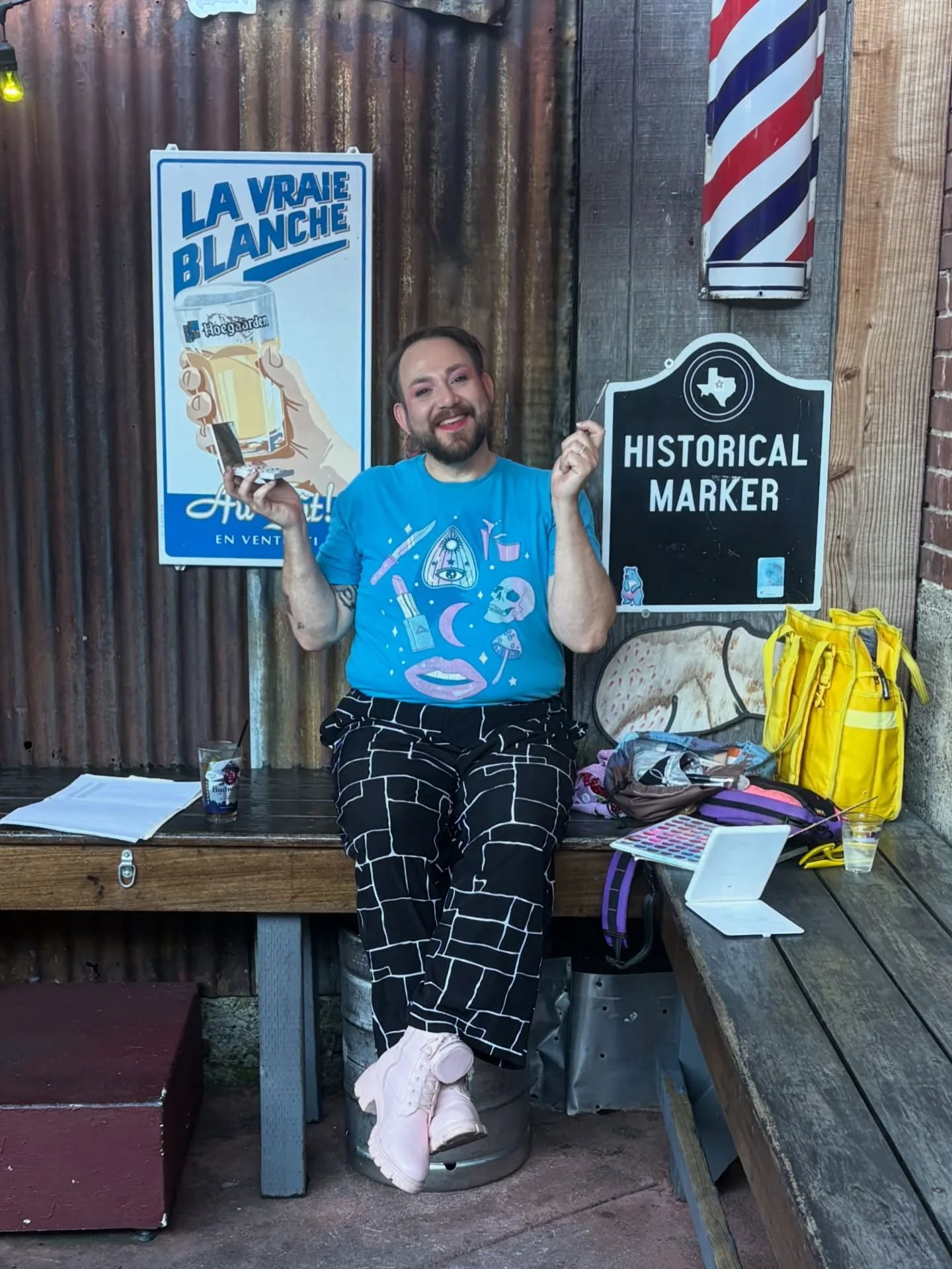 Just your local gender non-conforming bear getting all dolled on the @lonestarsaloonsf patio!

This is one of the first places I associated with masculine conformity when I moved to SF in the early 2000s. 

I remember the overwhelming feeling to mold