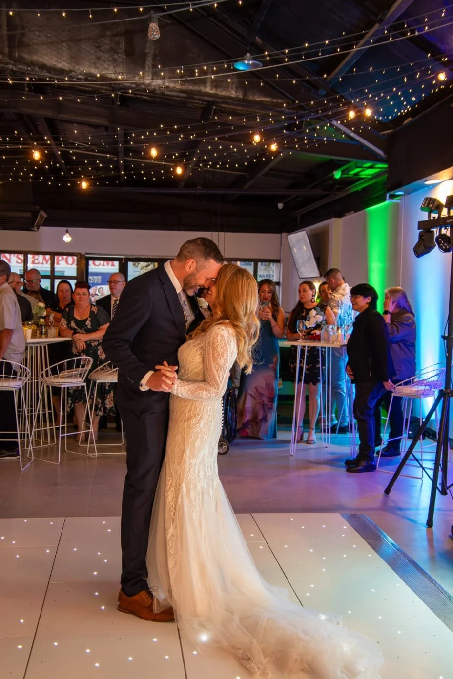 couple-dancing-in-wedding