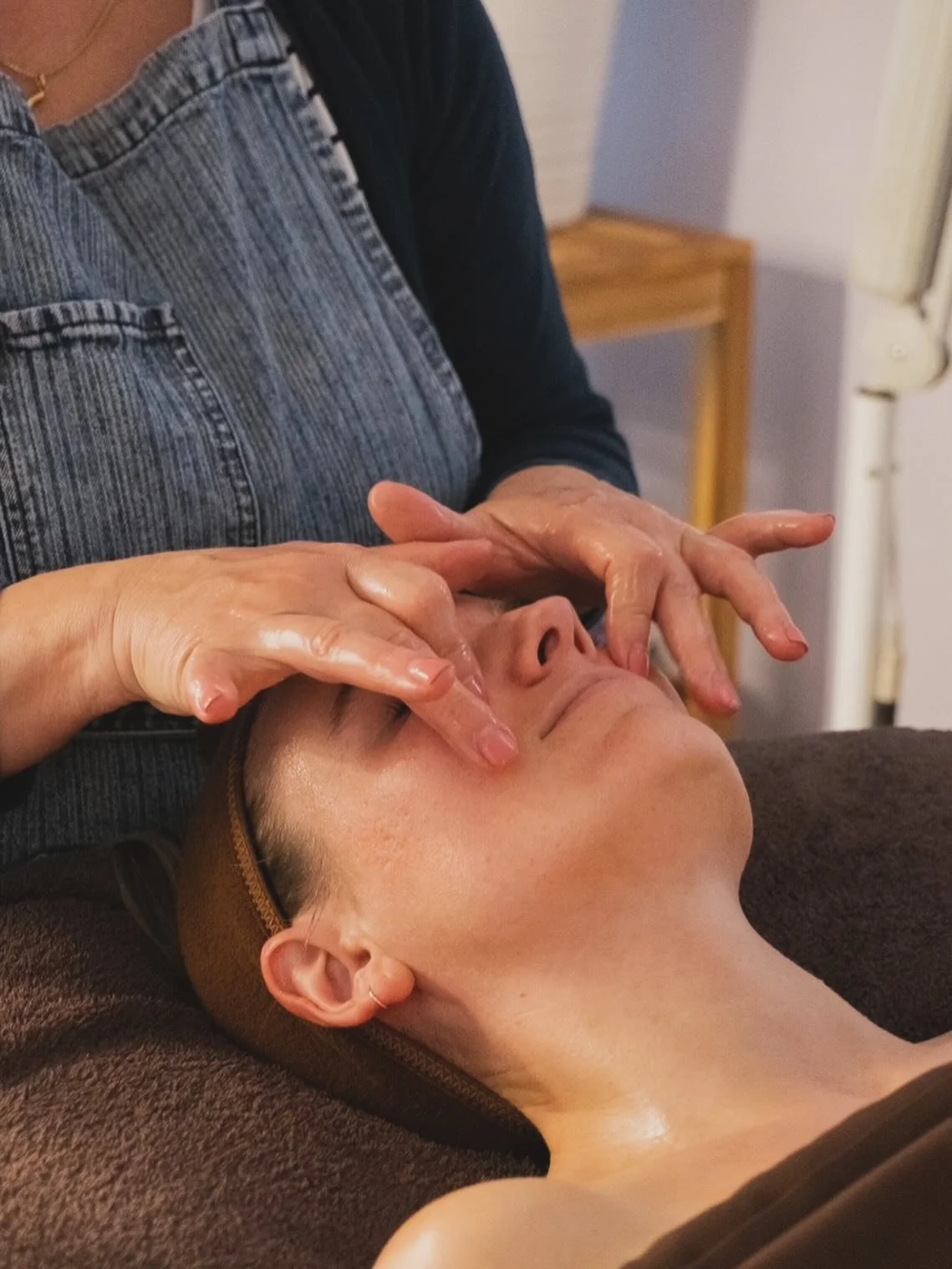 ✨ In the middle of this busy holiday season, don&rsquo;t forget the power of pause &mdash; and the power of touch. ✨
A facial isn&rsquo;t just skincare&hellip; it&rsquo;s grounding, calming, reconnecting. Sometimes a gentle touch is all it takes to s