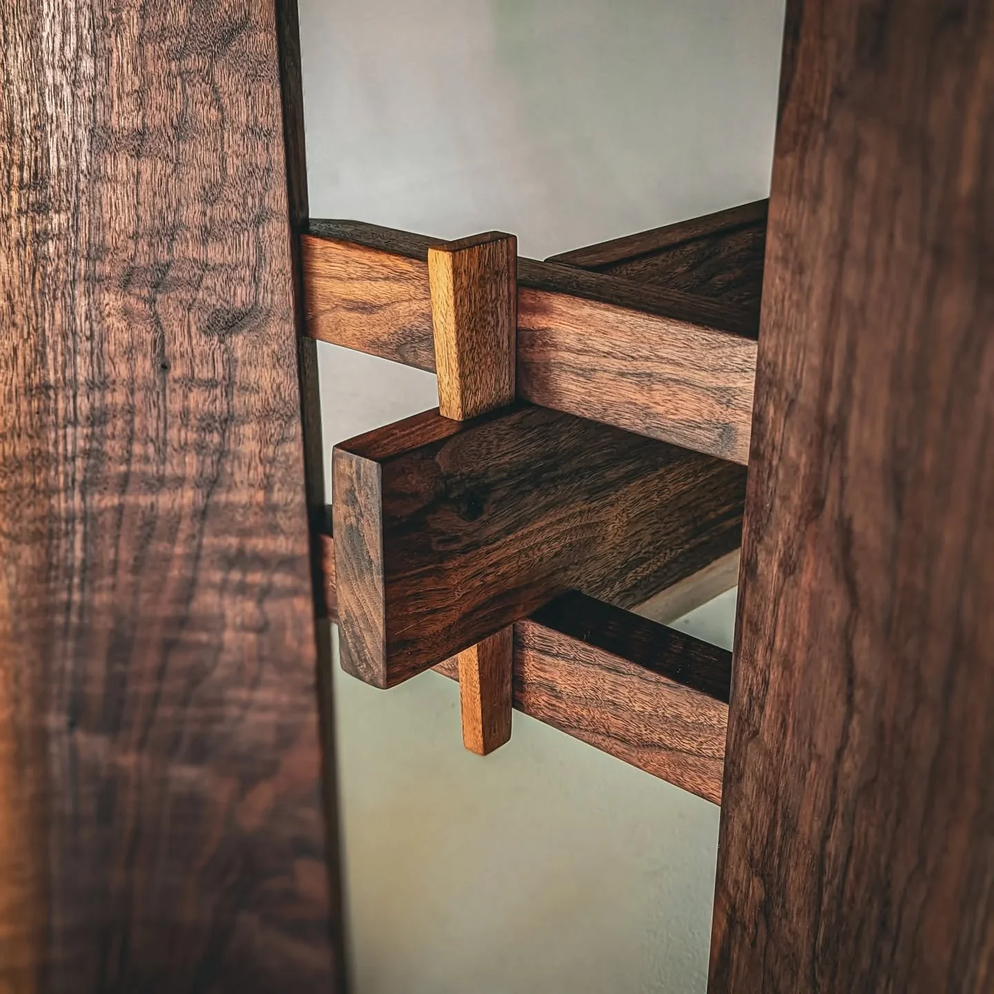 Oh Walnut, you're so pretty. 

#bevworks #custom
#diningtable #table 
#hardwood #walnut