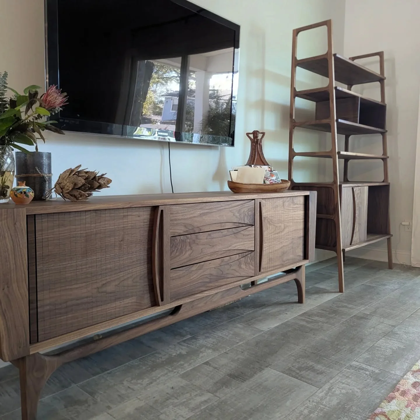 Probably my two favorite pieces so far. 

I love how they compliment each other. 

#woodworking
#livingroom
#midcenturymodern 
#shoplocal