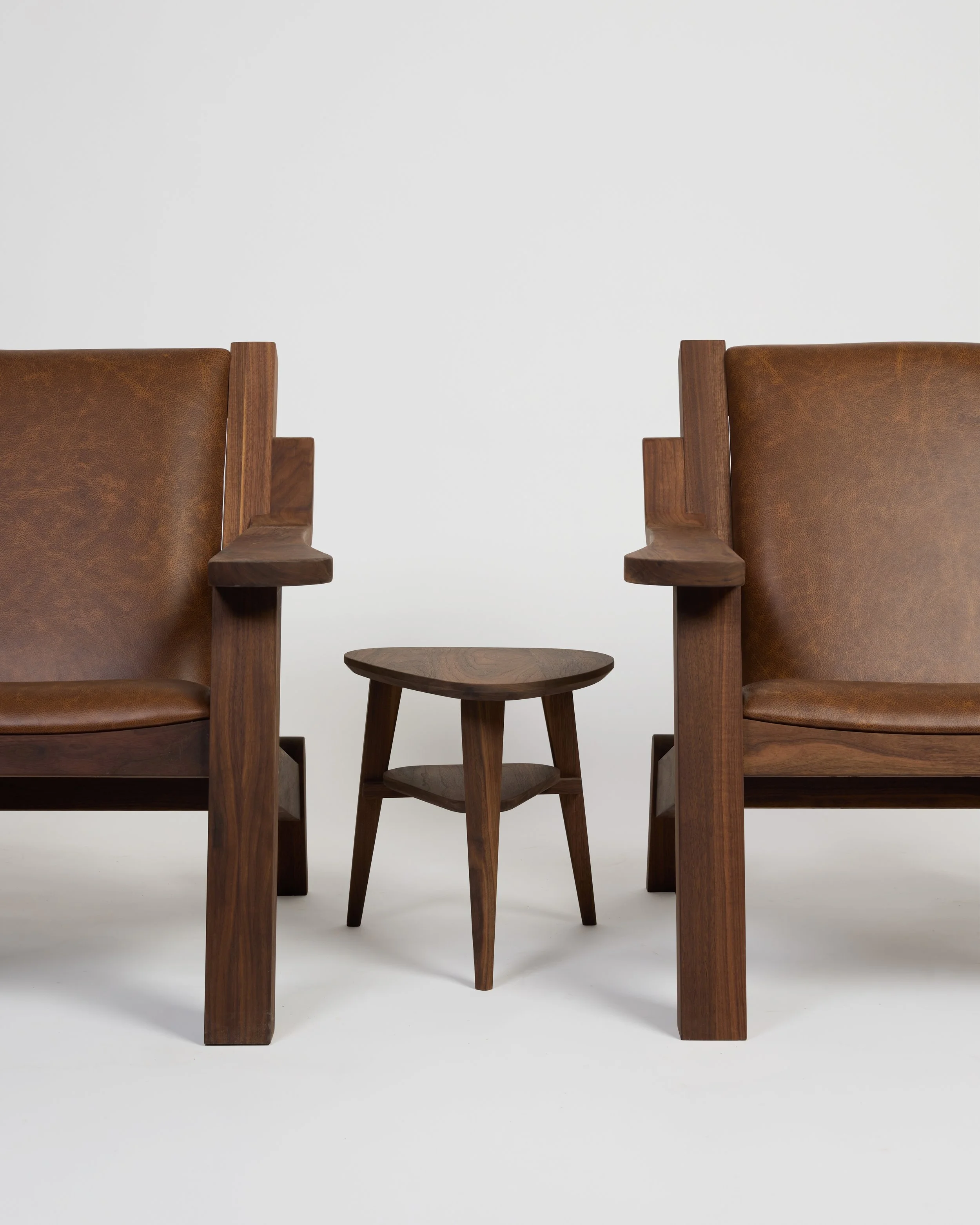 Kin Side table in Walnut, Lounge Side table , with lounge Chairs