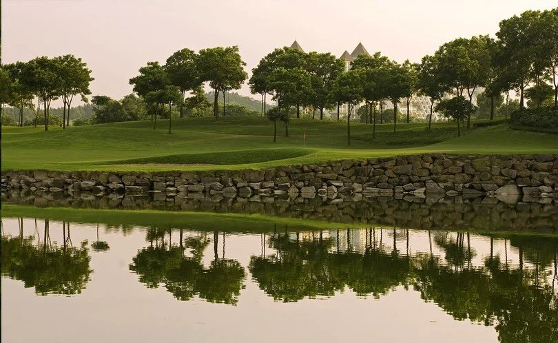 We're spotlighting Mission Hills this week. 12 incredible courses await. Would you conquer the World Cup course or take on Greg Norman's challenge?#golftravel #golflife #missionhills #destinationgiddyupgolf #giddyup