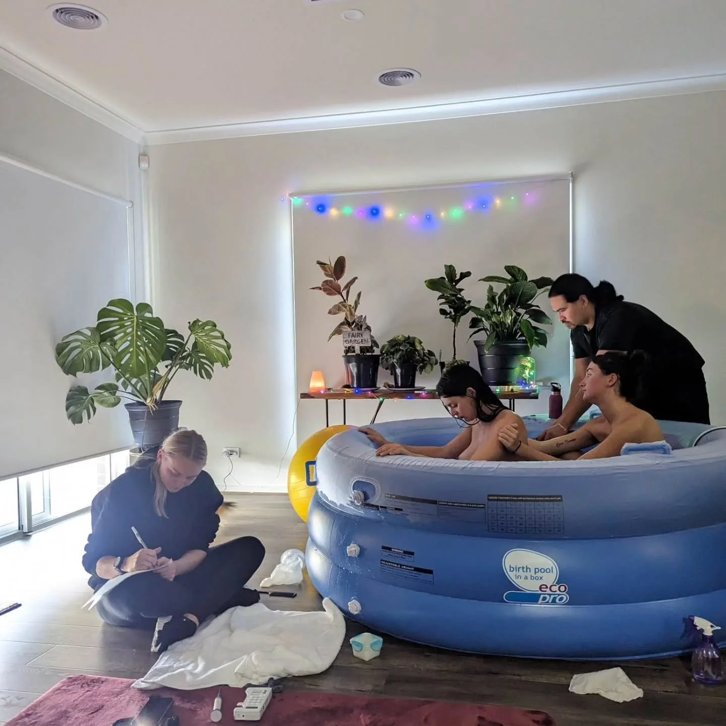 Love these photos of the doula/midwife/mother/+birth team dance 🥺
I once had a midwife say to me when coming in with a Doppler "no no, stay where you are, I'll work around you, what you're doing is more important" (counter pressure/hip squ