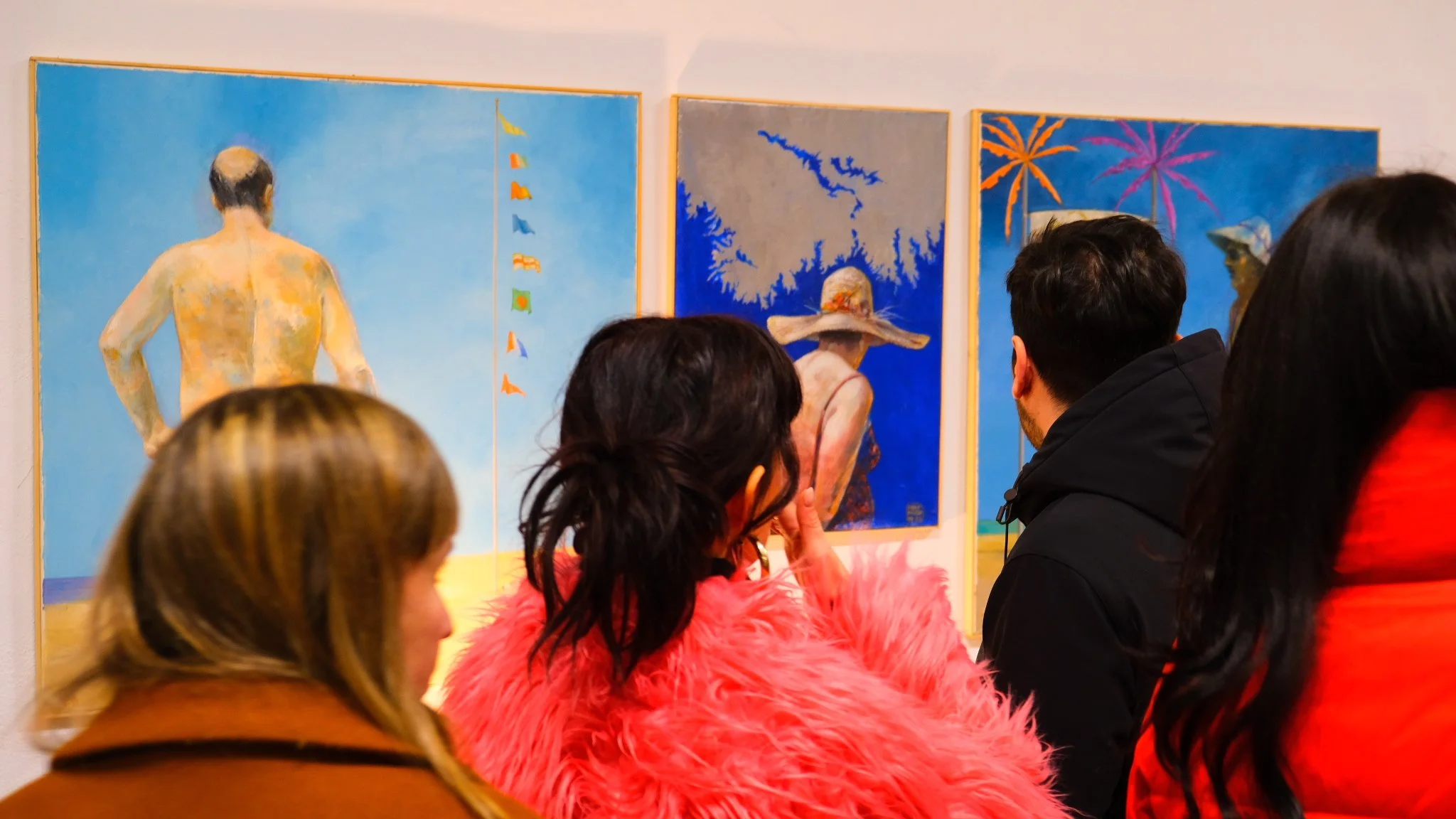 Gente che osserva quadri in una mostra d'arte a Prato, in Toscana, nel centro di arte contemporanea Lanarchico