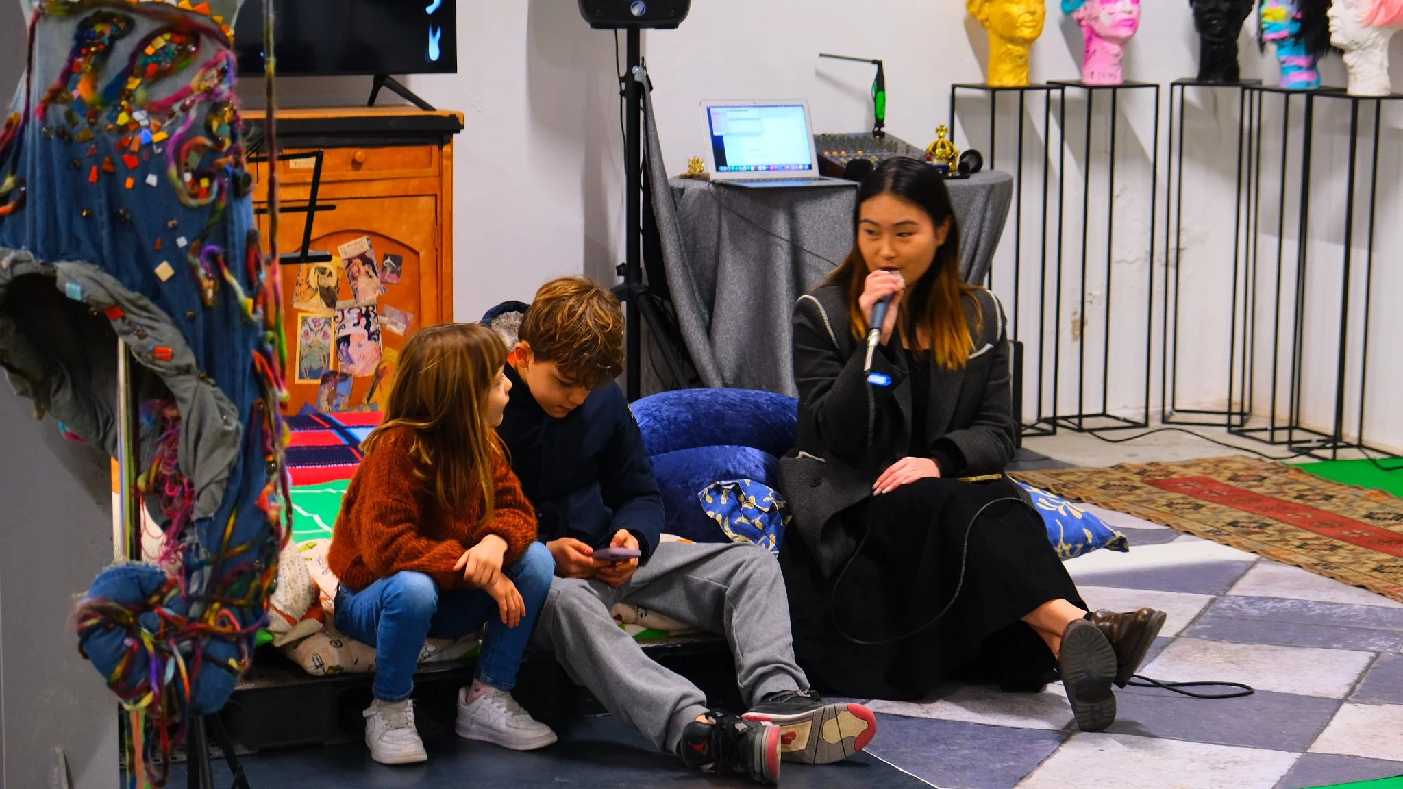 momento musicale in uno spazio creativo a prato in toscana