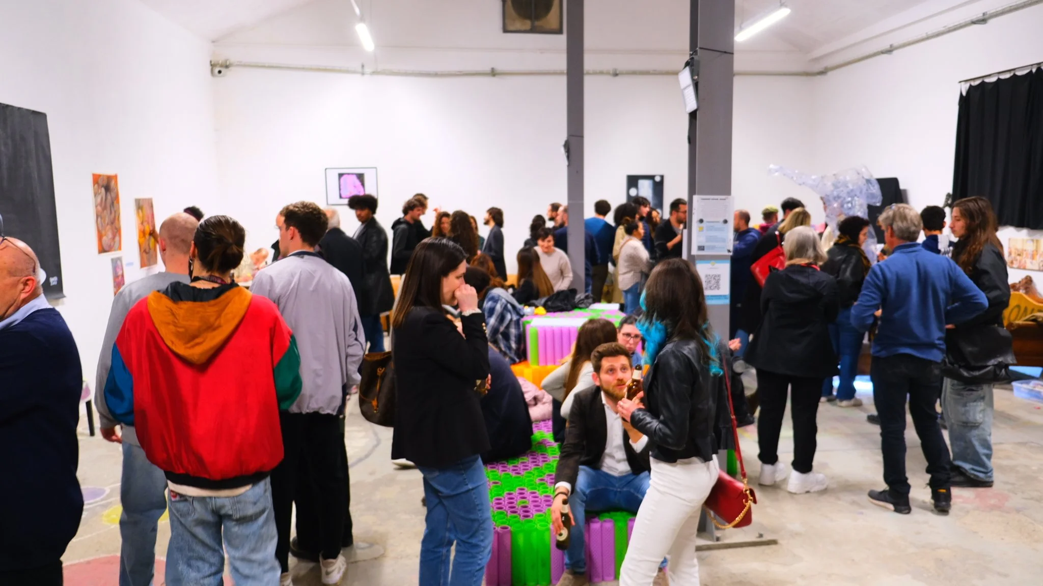 “Community creativa riunita per un evento culturale a Prato”