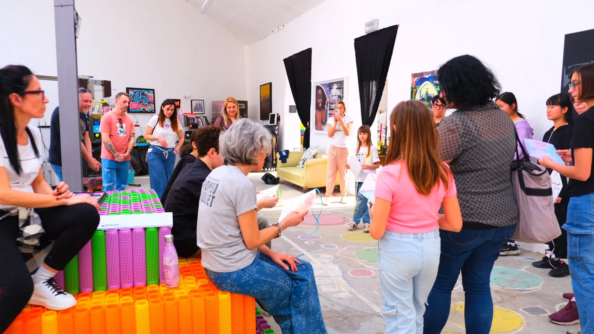 “Gruppo di partecipanti durante un workshop creativo a Lanarchico”