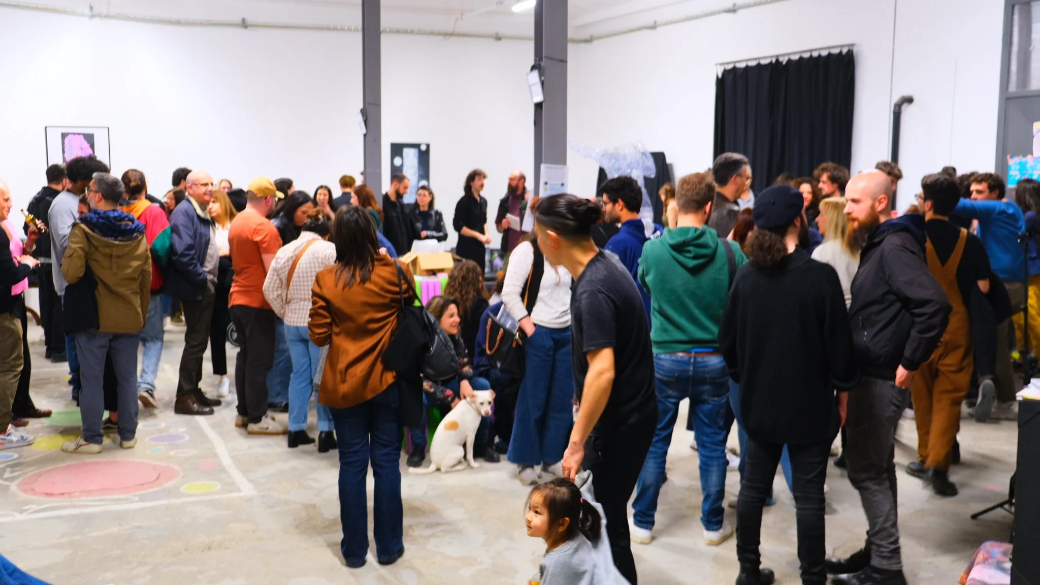 Persone che esplorano lo spazio Lanarchico durante art fight club