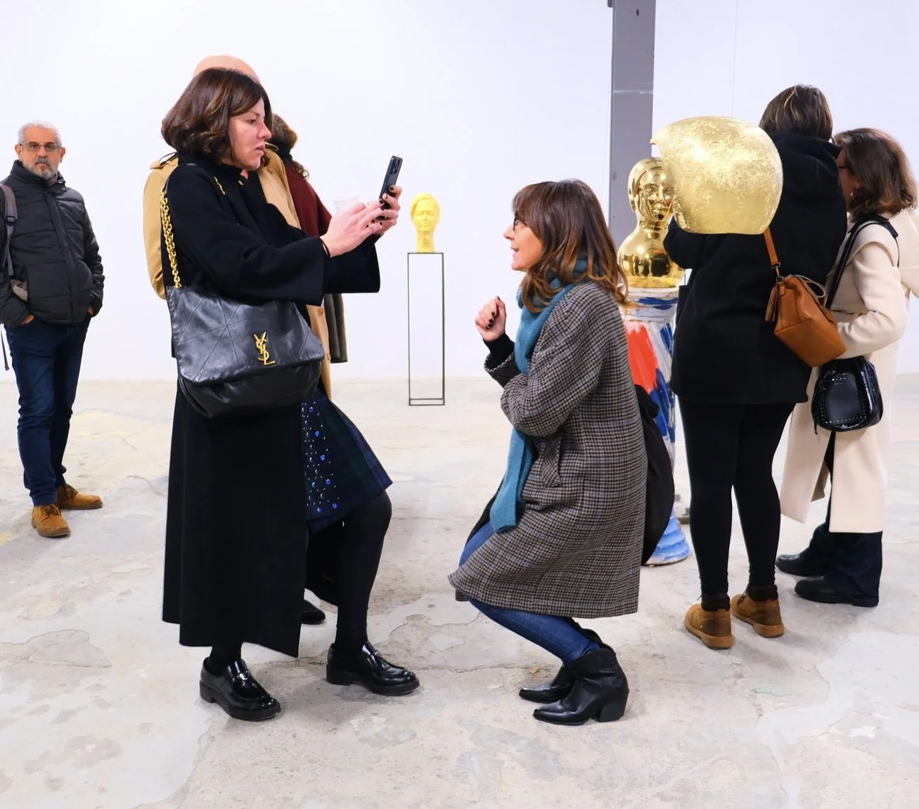 Visitatori in interazione con le opere d’arte nella location lanarchico a prato in toscana 