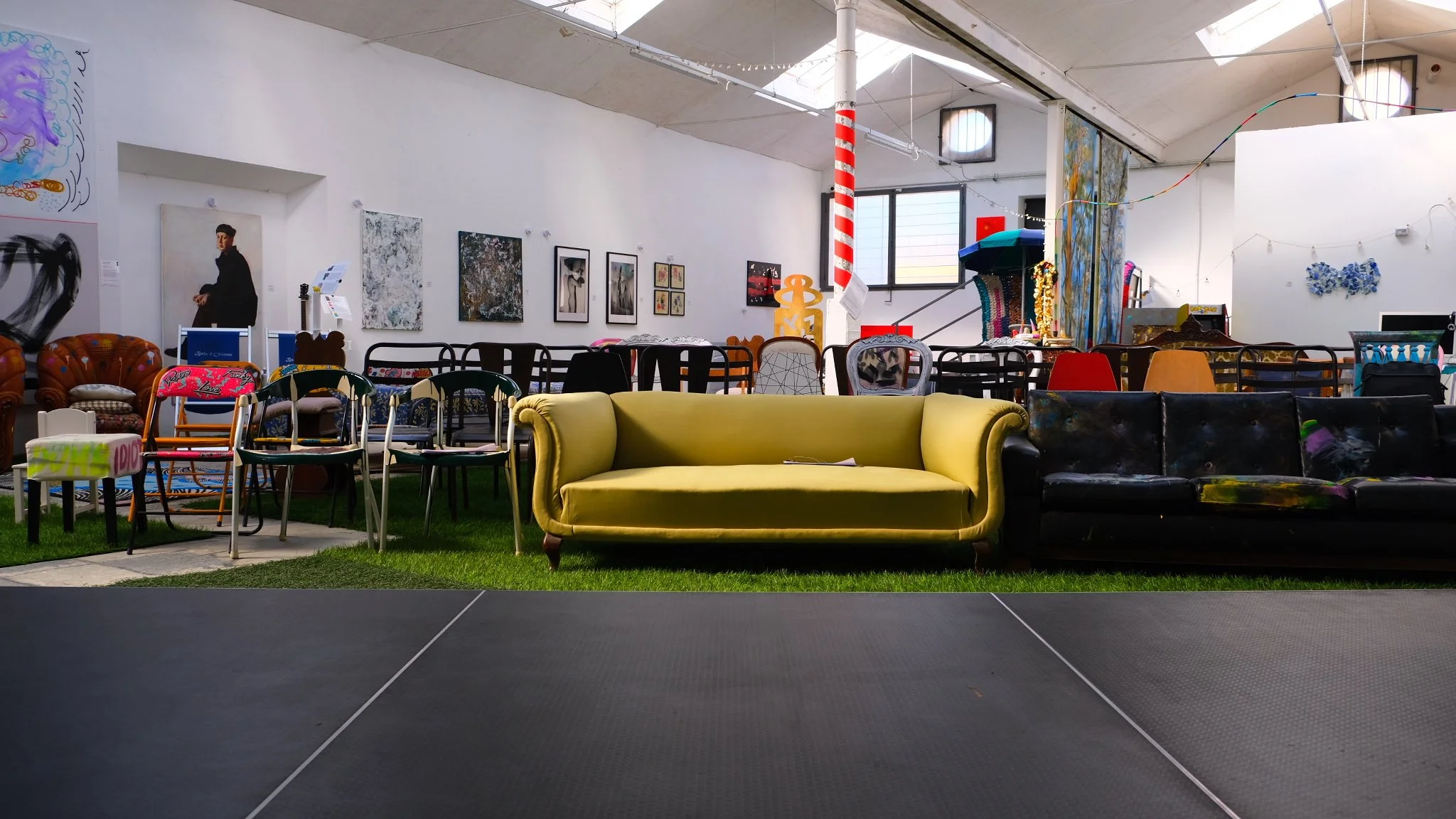 Atelier creativo con materiali artistici, luci e ampi spazi di lavoro, ottimo per teatro e concerti