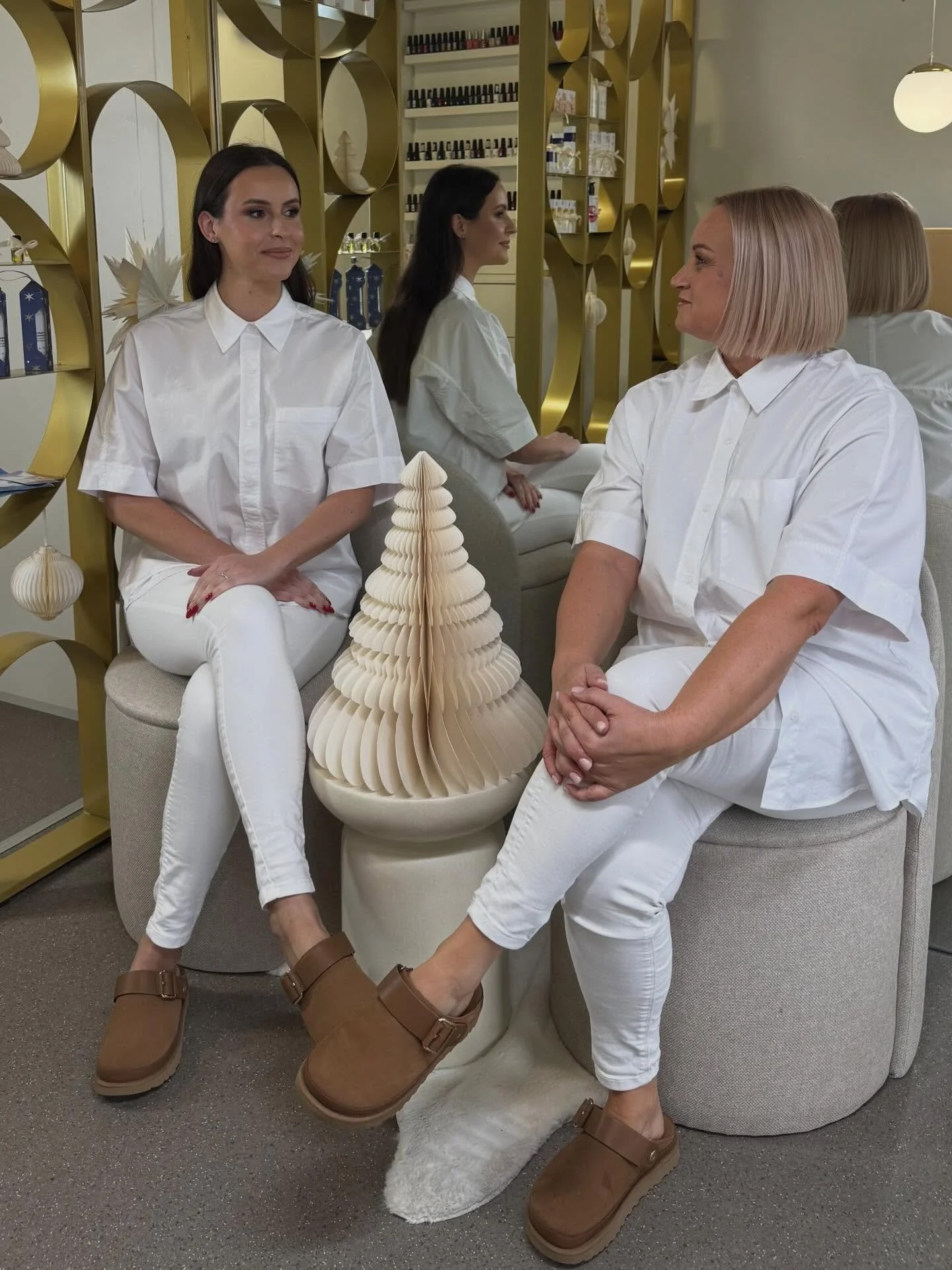 V tem čarobnem času vam želimo, da bi vas toplina prazničnih dni nežno objela, mir napolnil va&scaron; dom, in drobni trenutki veselja zasijali kot lučke v zimskem večeru.✨

Naj vas obdajo ljudje, ki jih imate radi, in občutki, ki ostanejo &scaron;e 