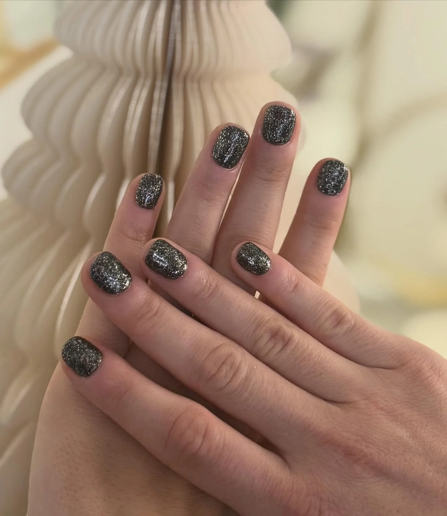 Sparkling season🖤✨ #december #sparklenails