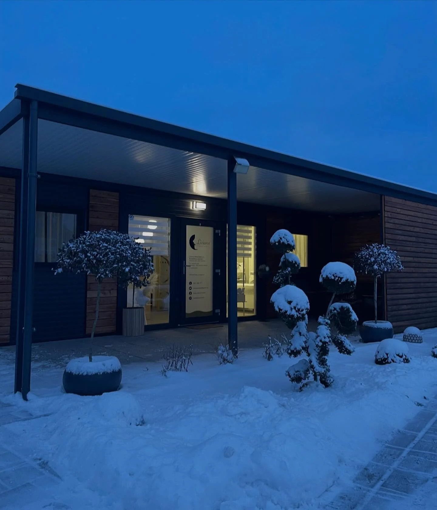 Vsak dan tukaj ustvarjamo nasmehe in samozavest. Veseli smo vsakega va&scaron;ega obiska!🤍❄️